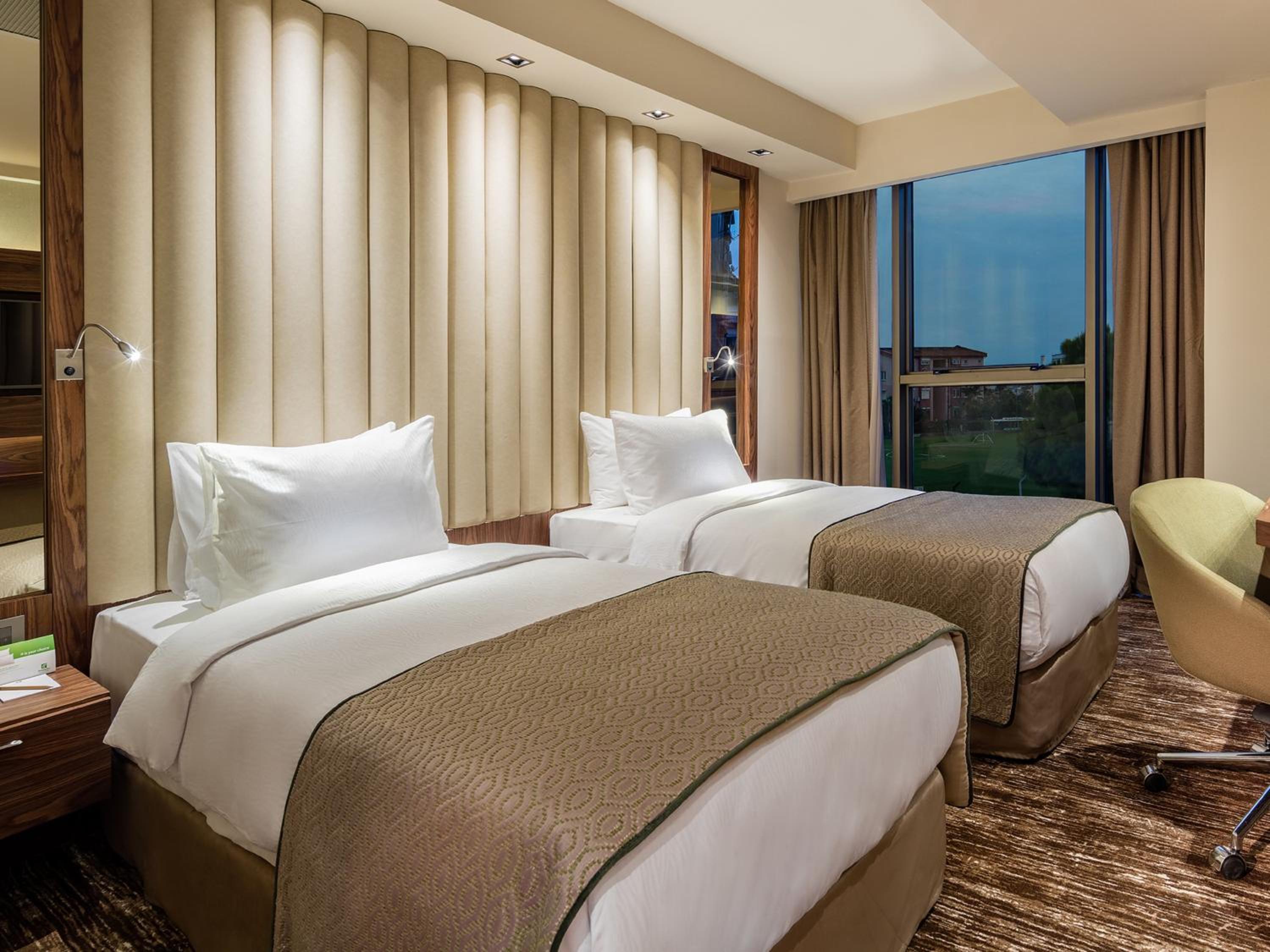 Standard Twin Room with City View