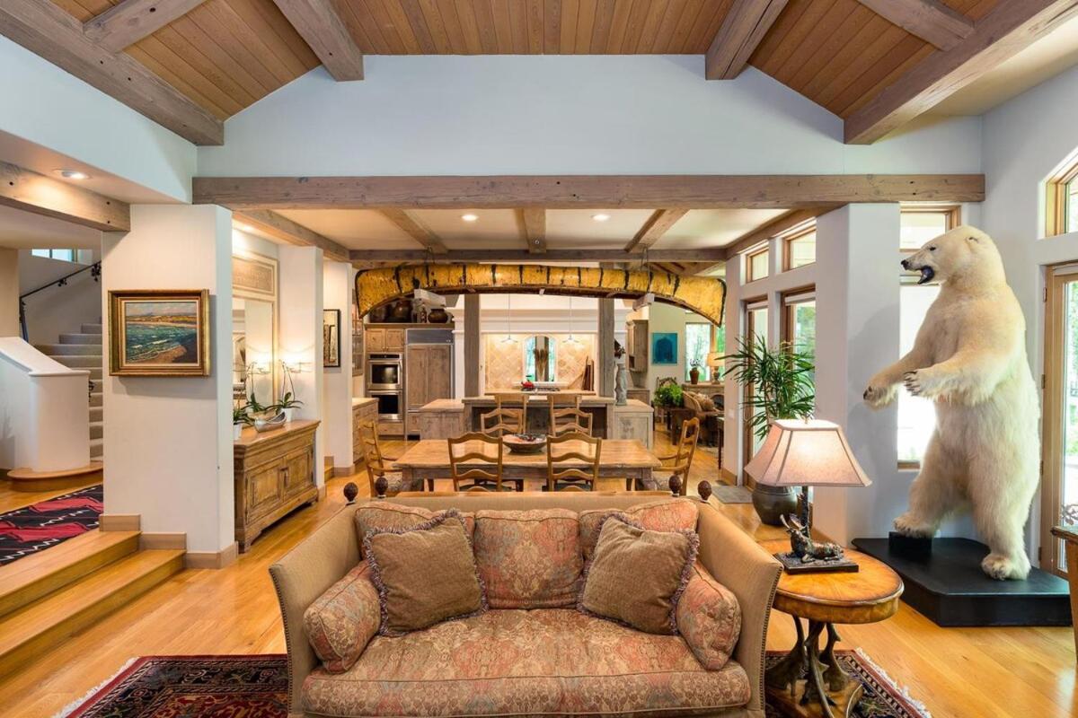Five-Bedroom House photo 1