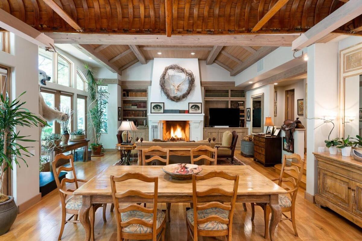 Five-Bedroom House photo 2