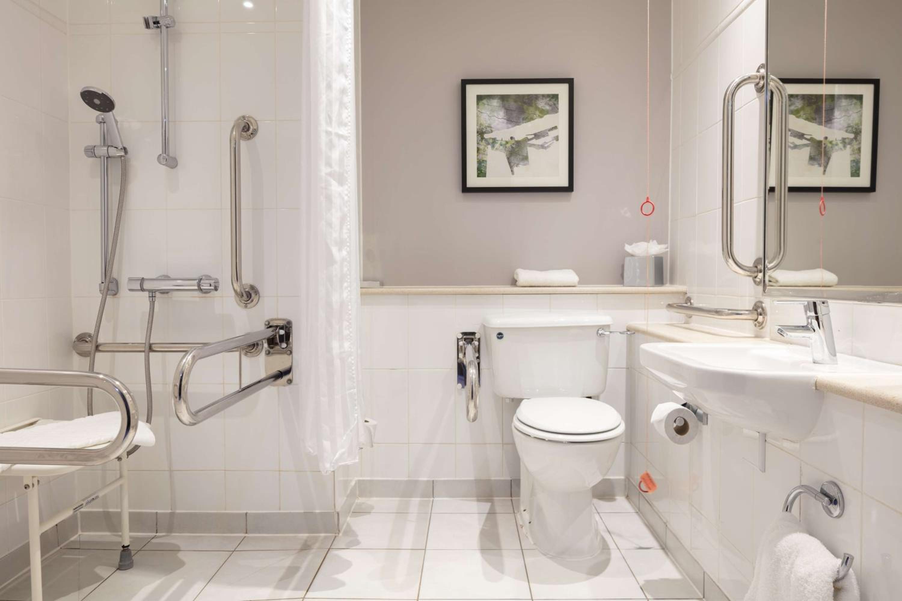 Queen Room - Mobility Access - Photo 6
