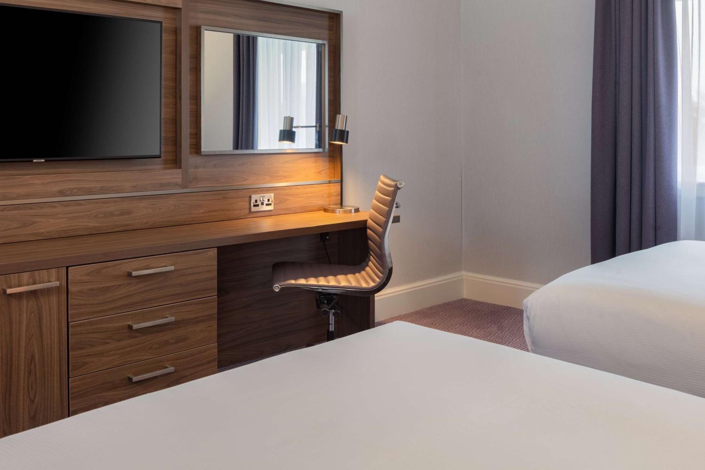 Standard Room with Two Queen Beds - Photo 4