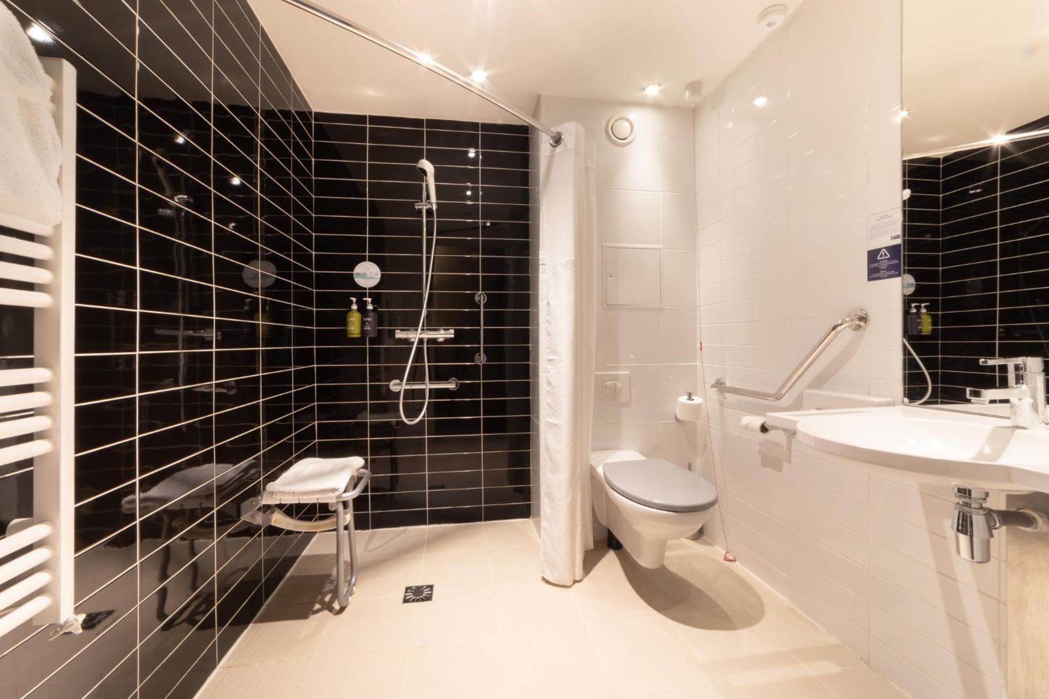 Standard Queen Room - Accessible with Free Breakfast - Photo 2
