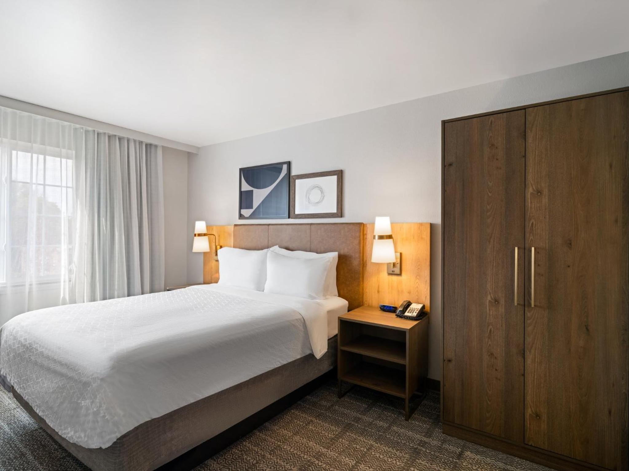 One-Bedroom Queen Room with Mobility Accessible Tub - Non-Smoking