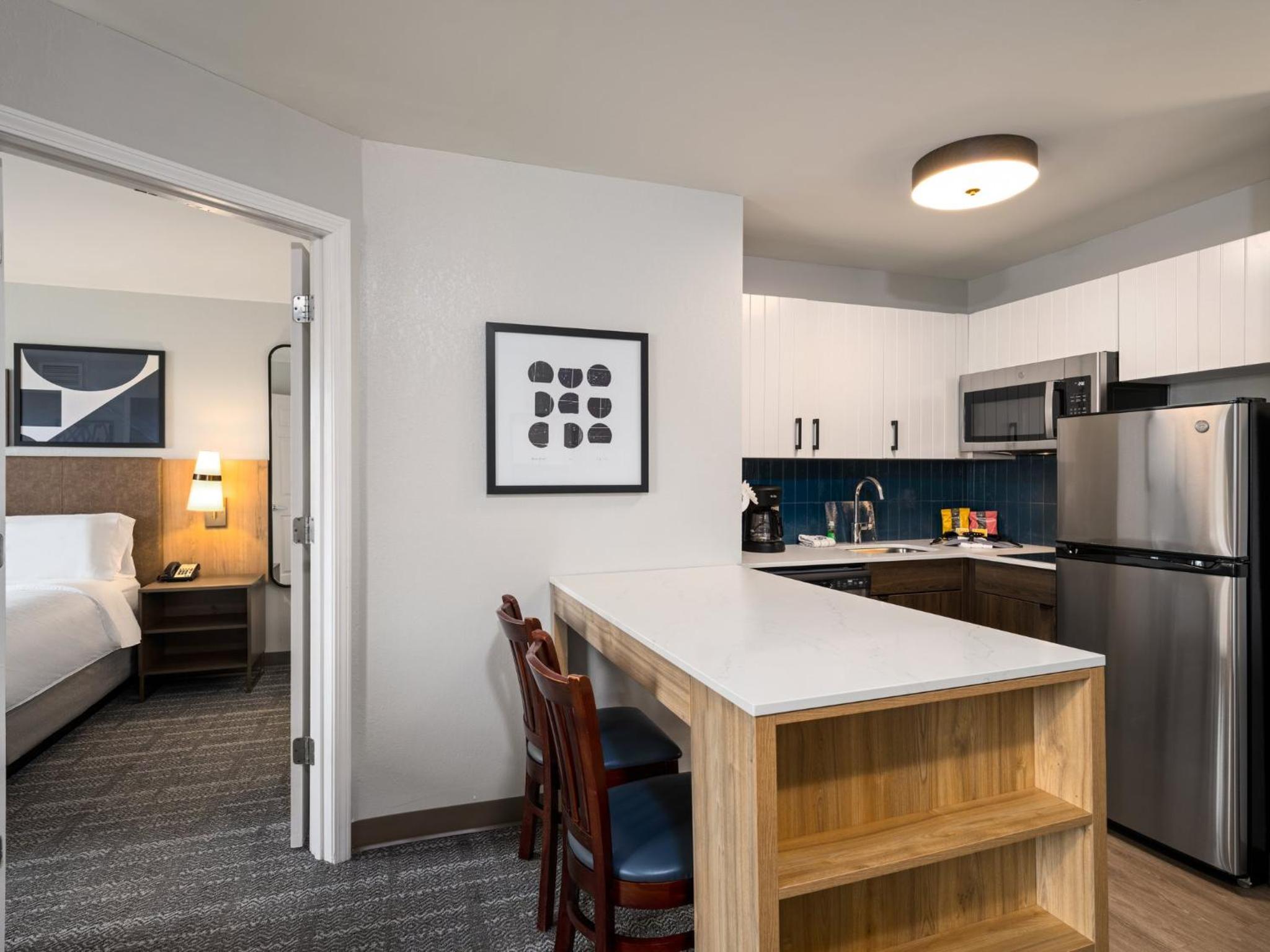 One-Bedroom Queen Suite with River View