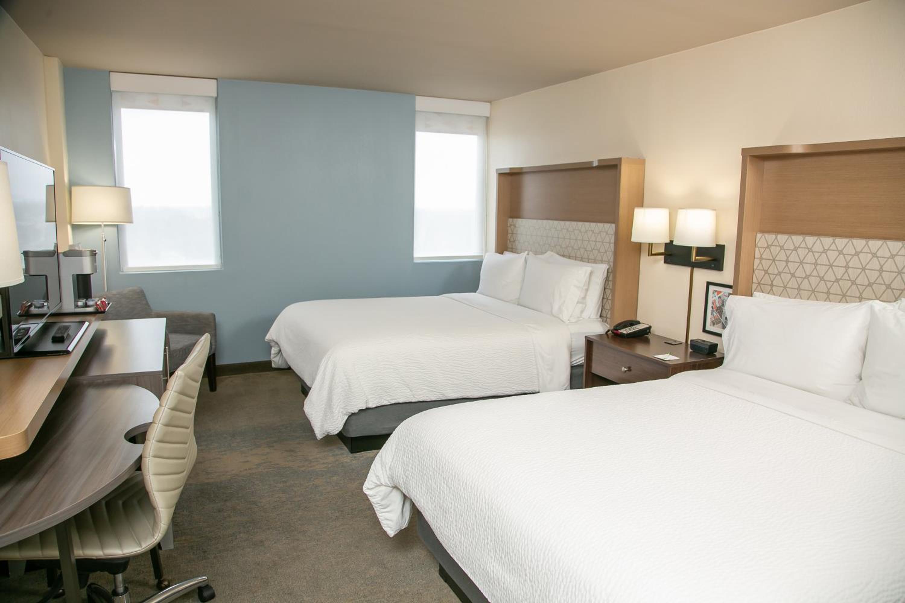 Standard Room with Two Queen Beds - Photo 3