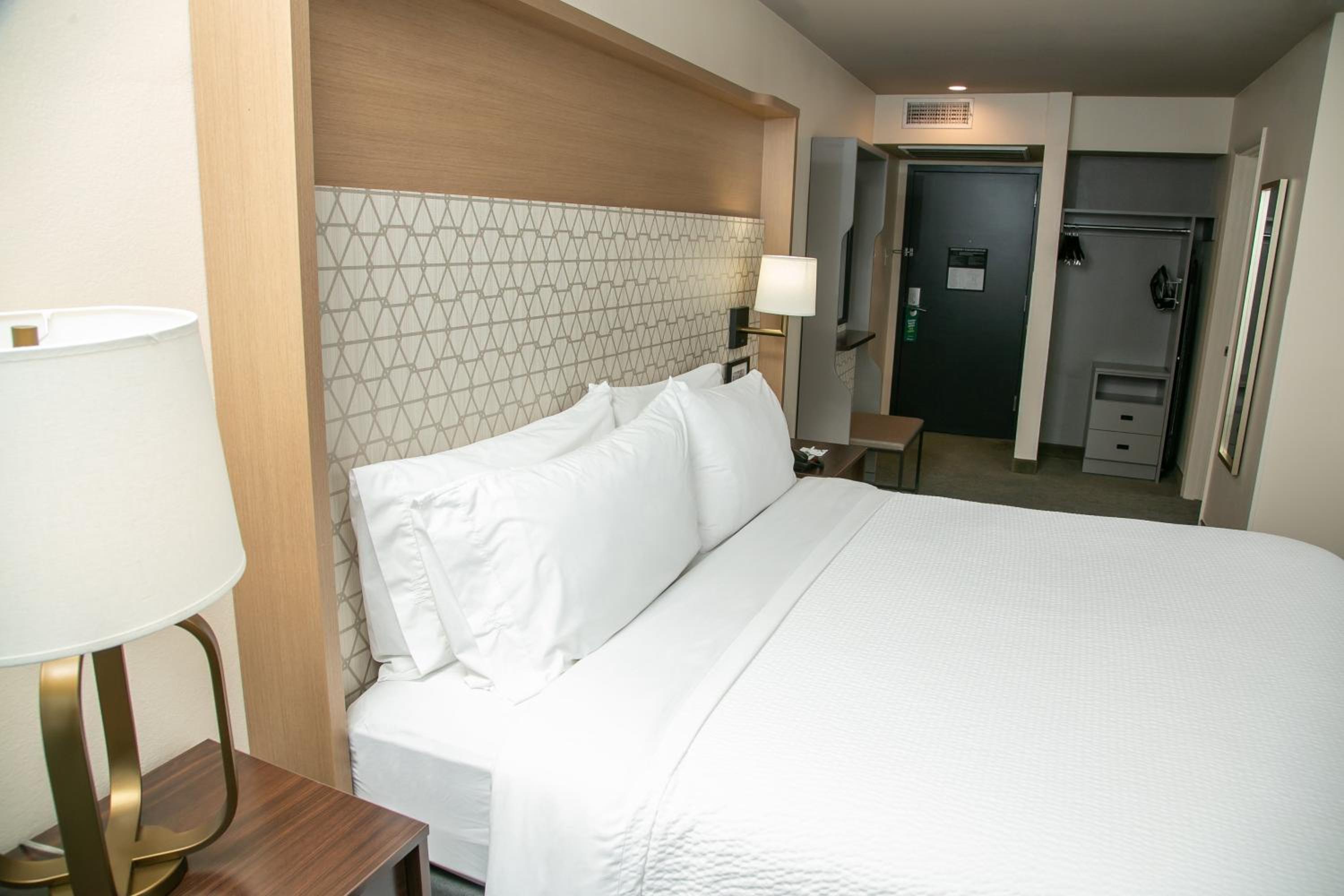 Standard King Room - Photo 2