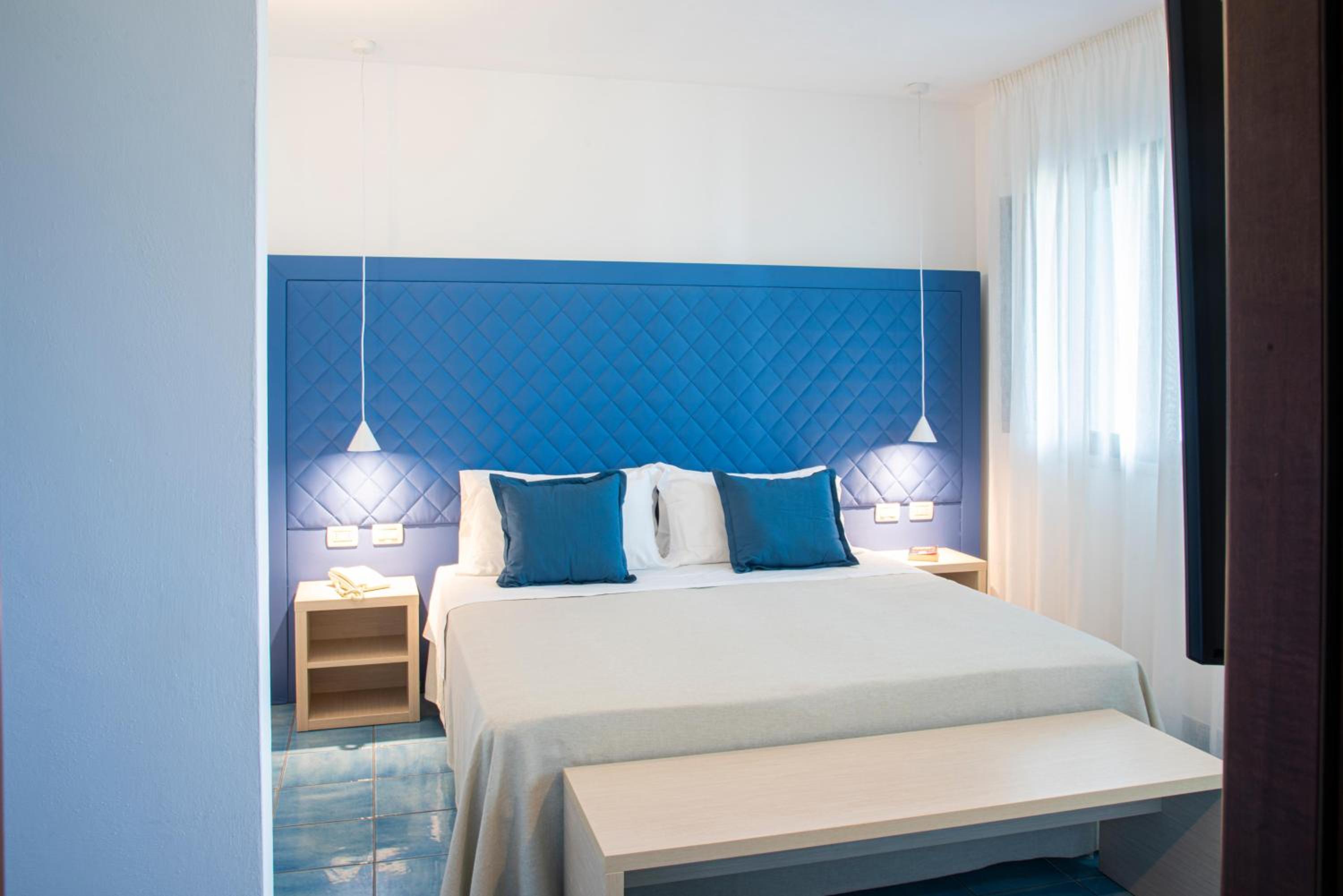 Quadruple Deluxe Suite with Sea View photo 2