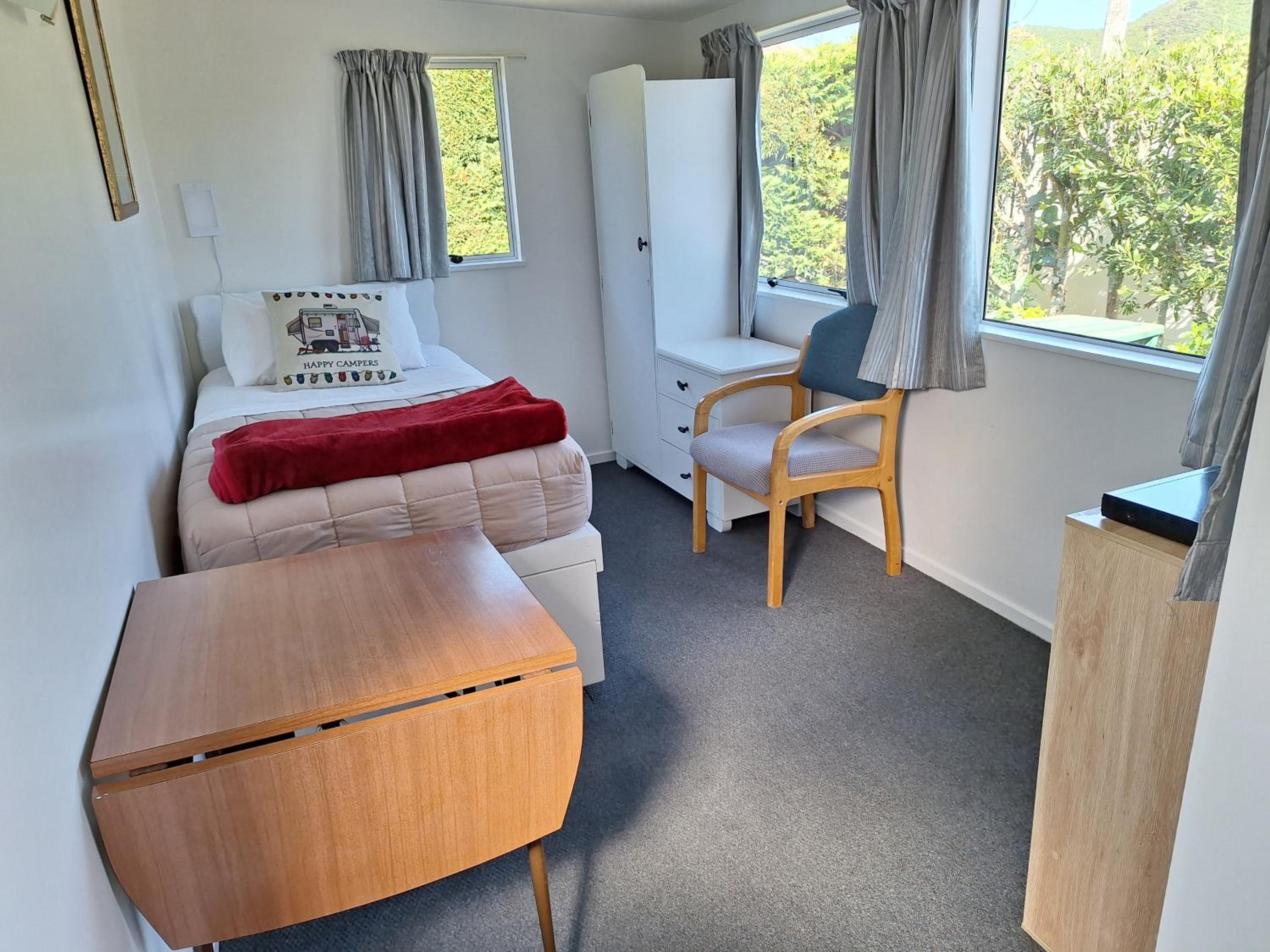 Budget Single Room with External shared Bathroom and Kitchen
