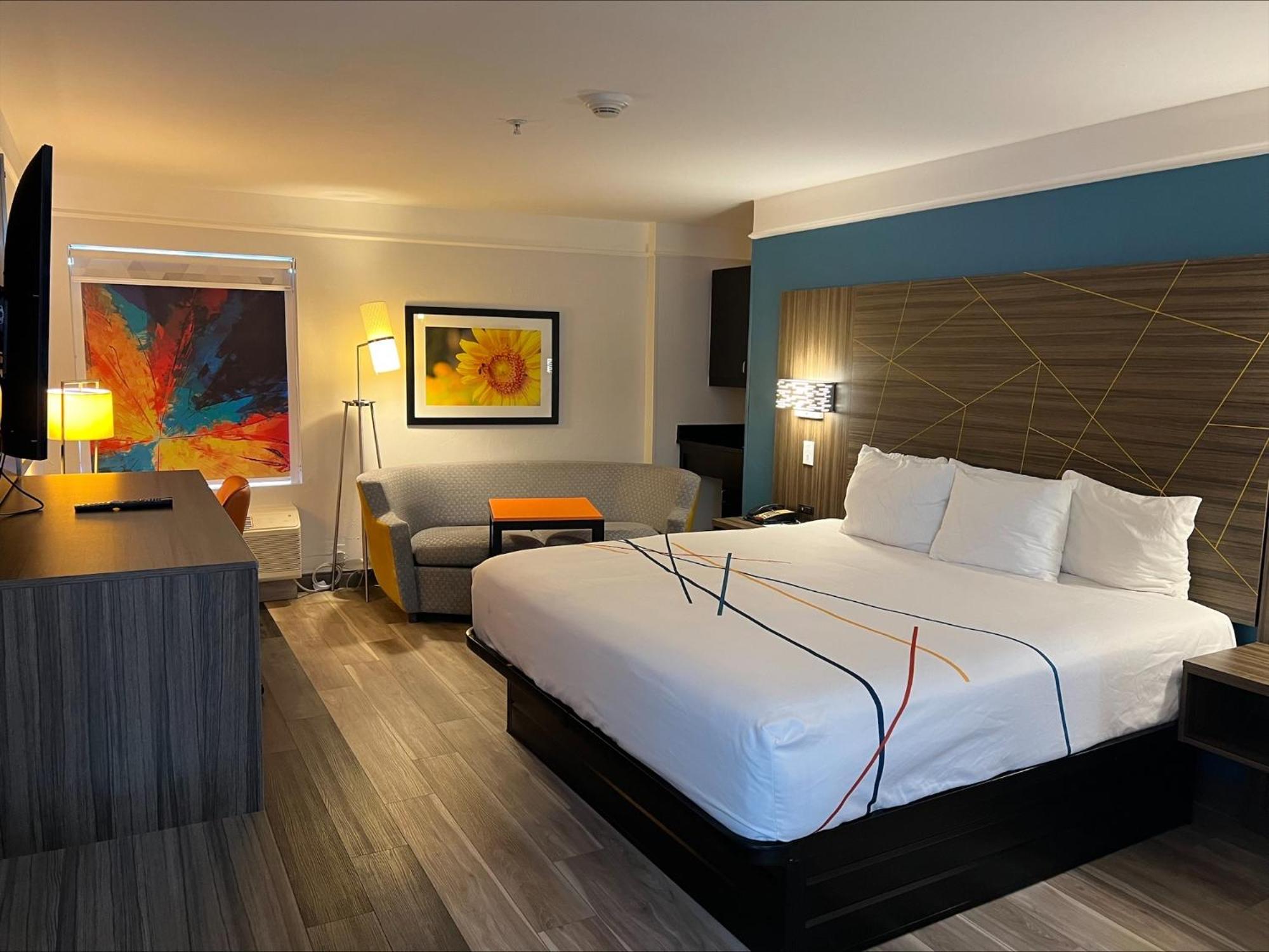 King Room with Sofa Bed - Photo 1