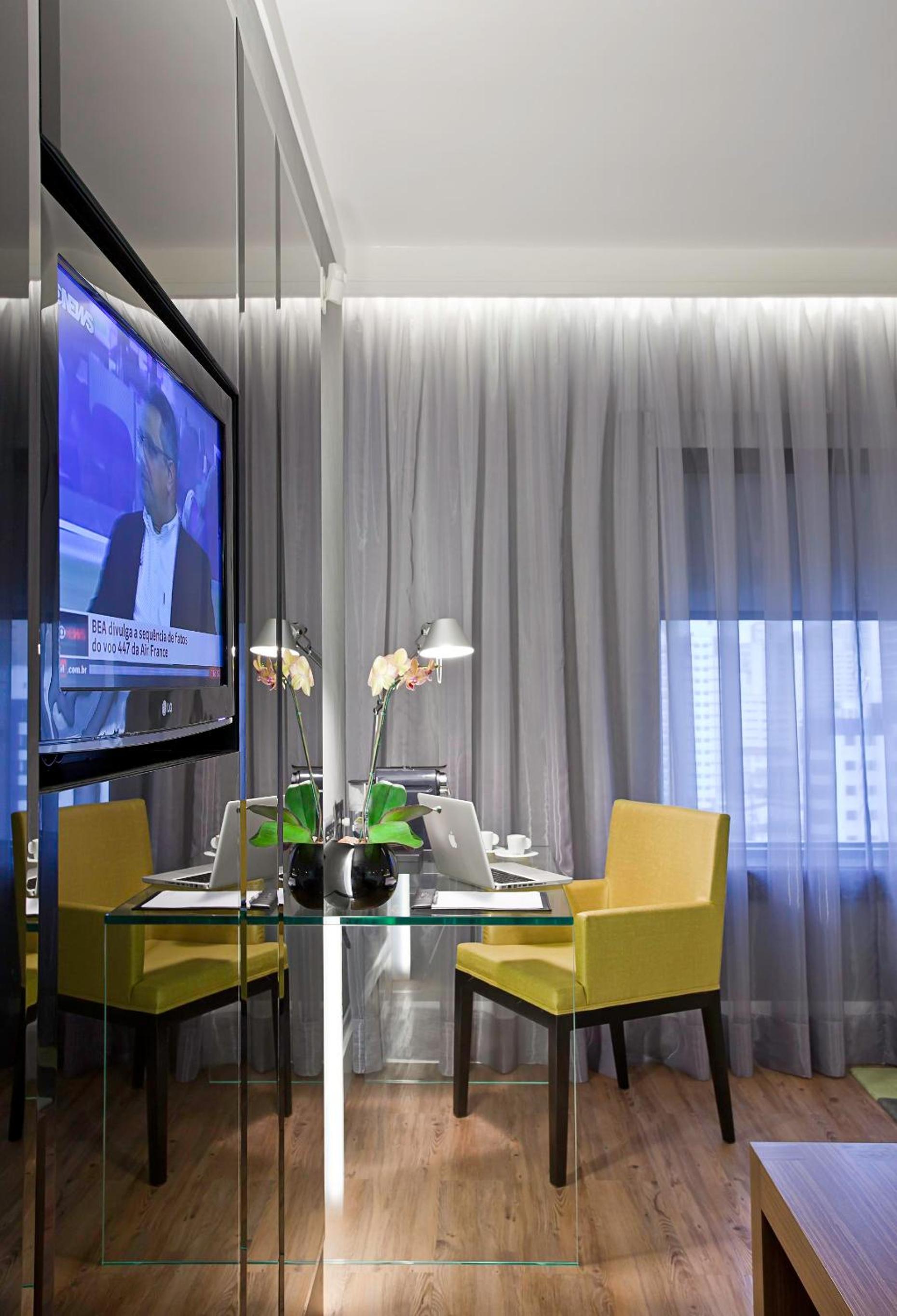 Executive Queen Room with Park View thumbnail 6