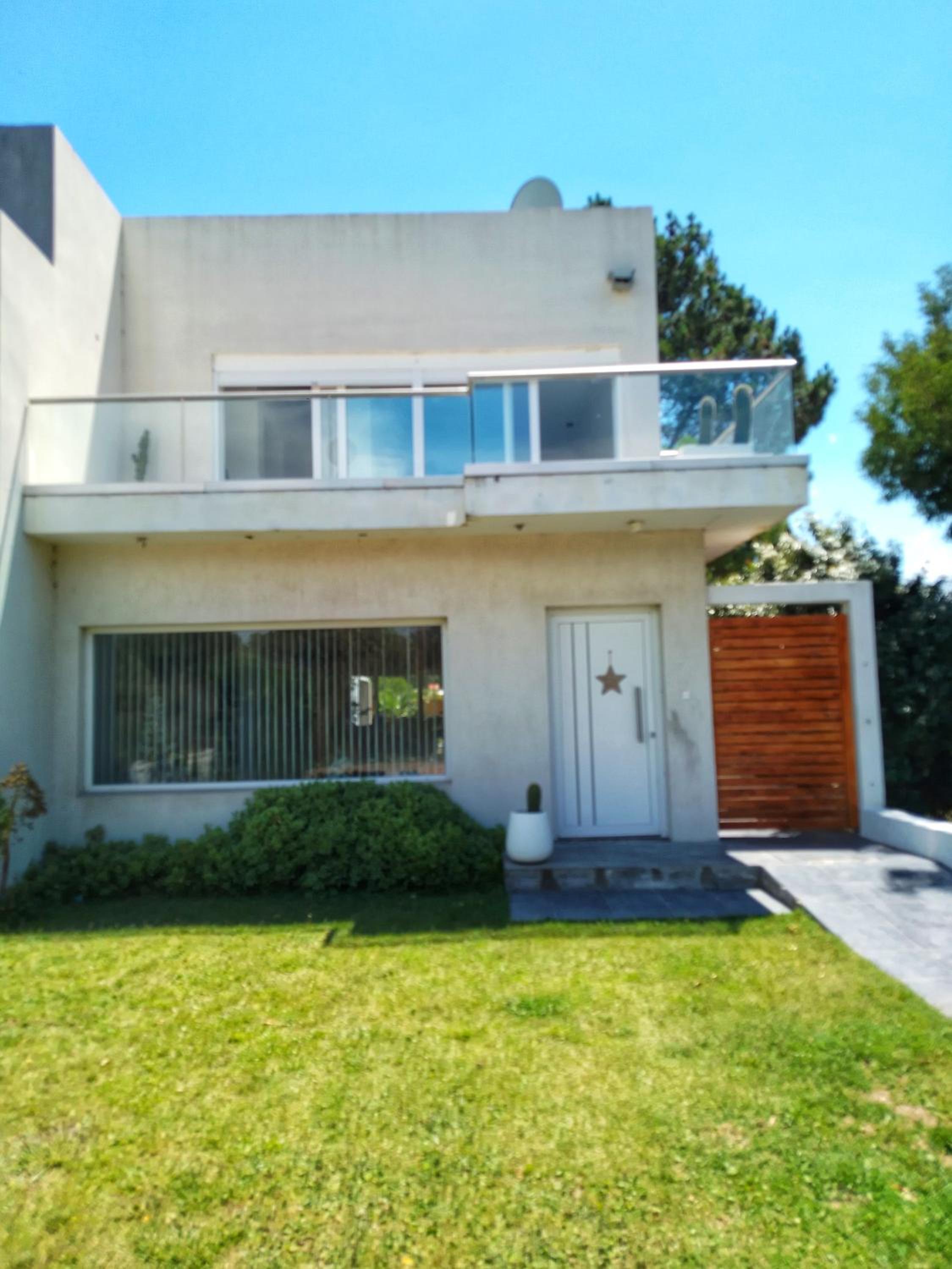 Three-Bedroom House photo 2