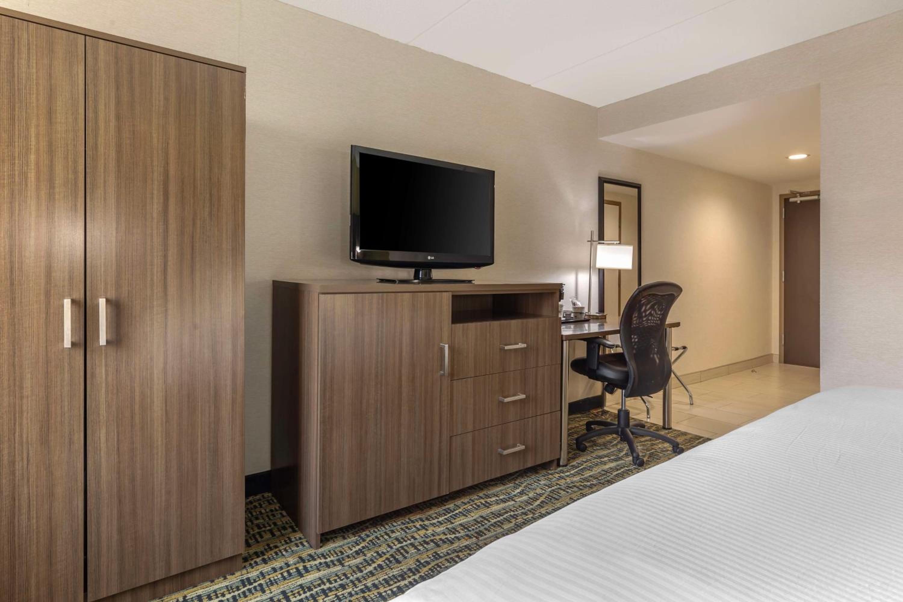 King Room with Roll-in Shower - Disability Access/Non-Smoking photo 2