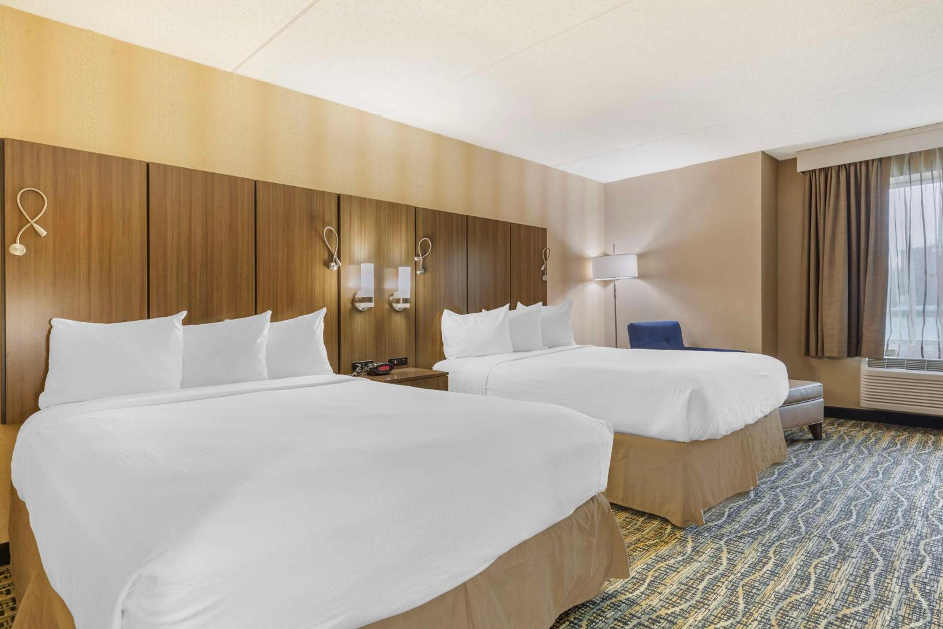 Queen Room with Two Queen Beds - Non-Smoking photo 3