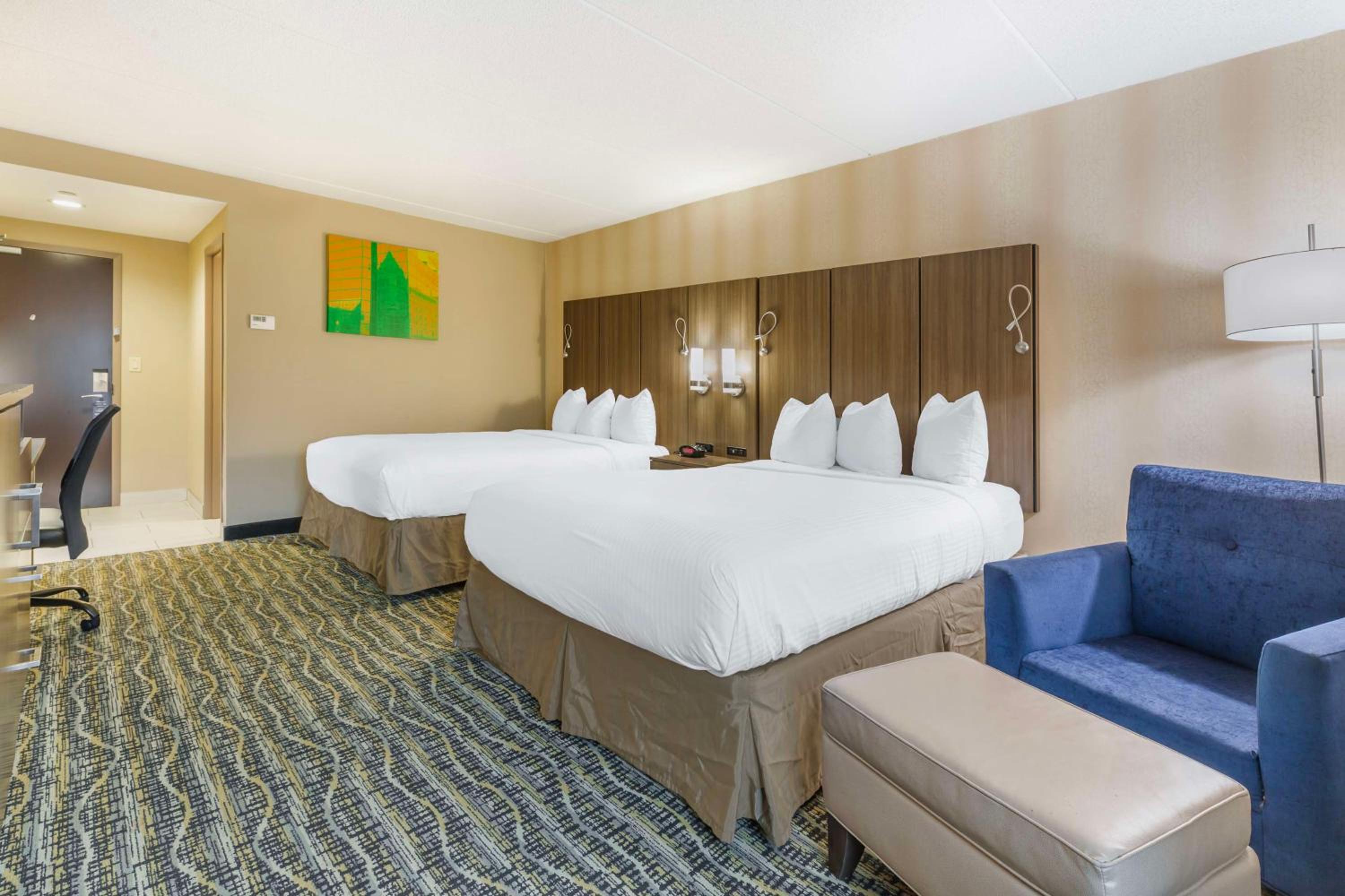 Queen Room with Two Queen Beds - Non-Smoking photo 2