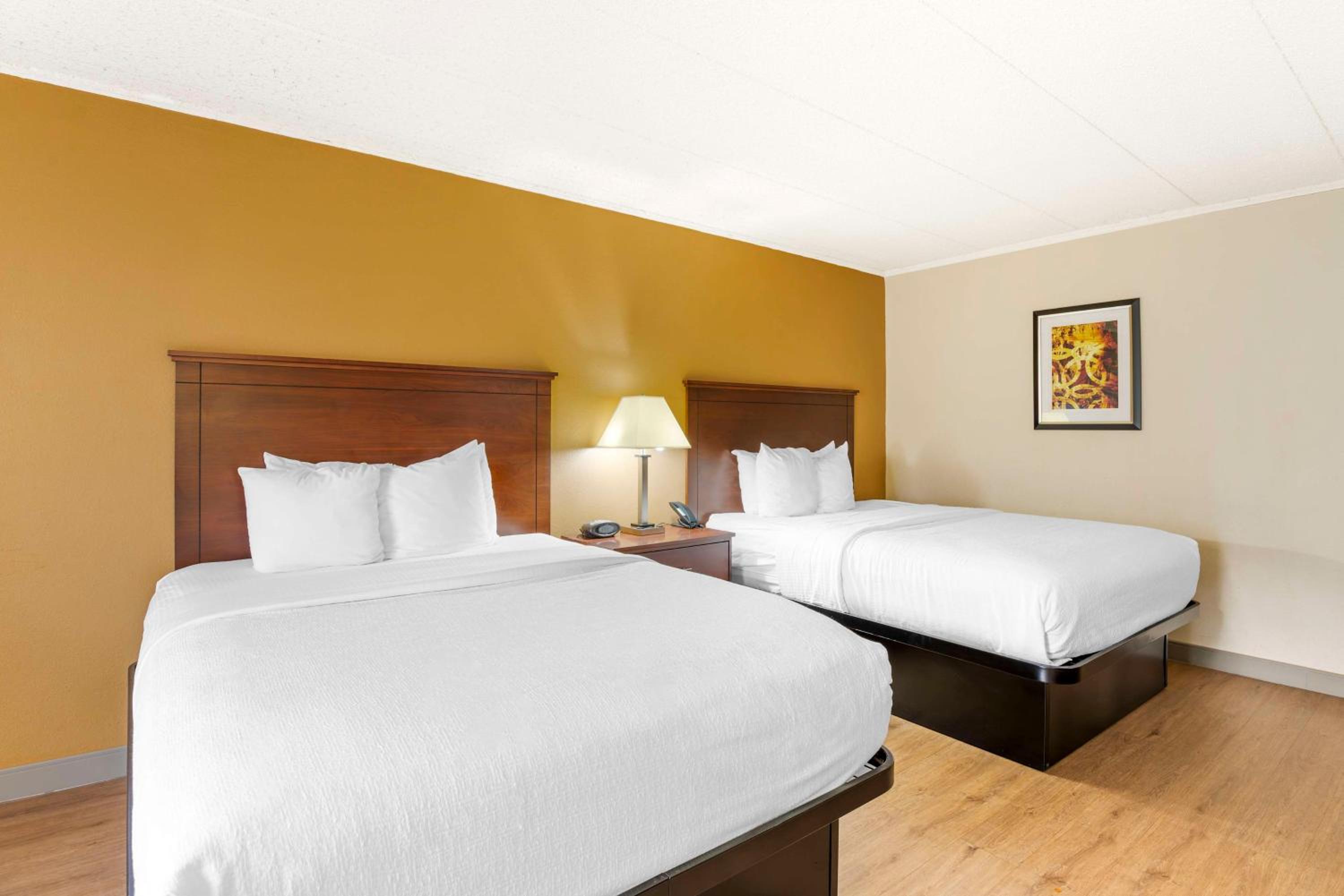 Queen Room with Two Queen Beds - Photo 2