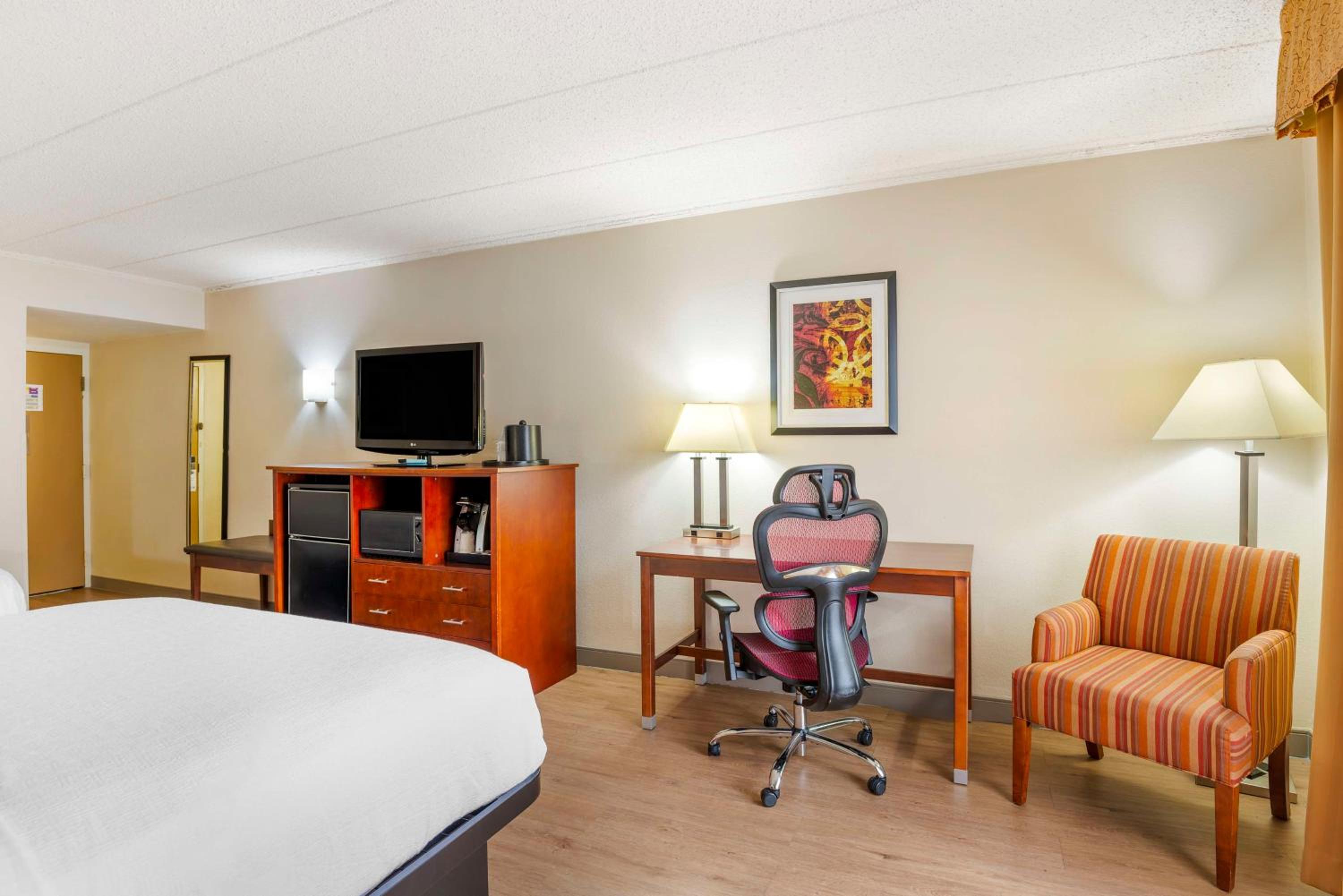 Queen Room with Two Queen Beds - Photo 4
