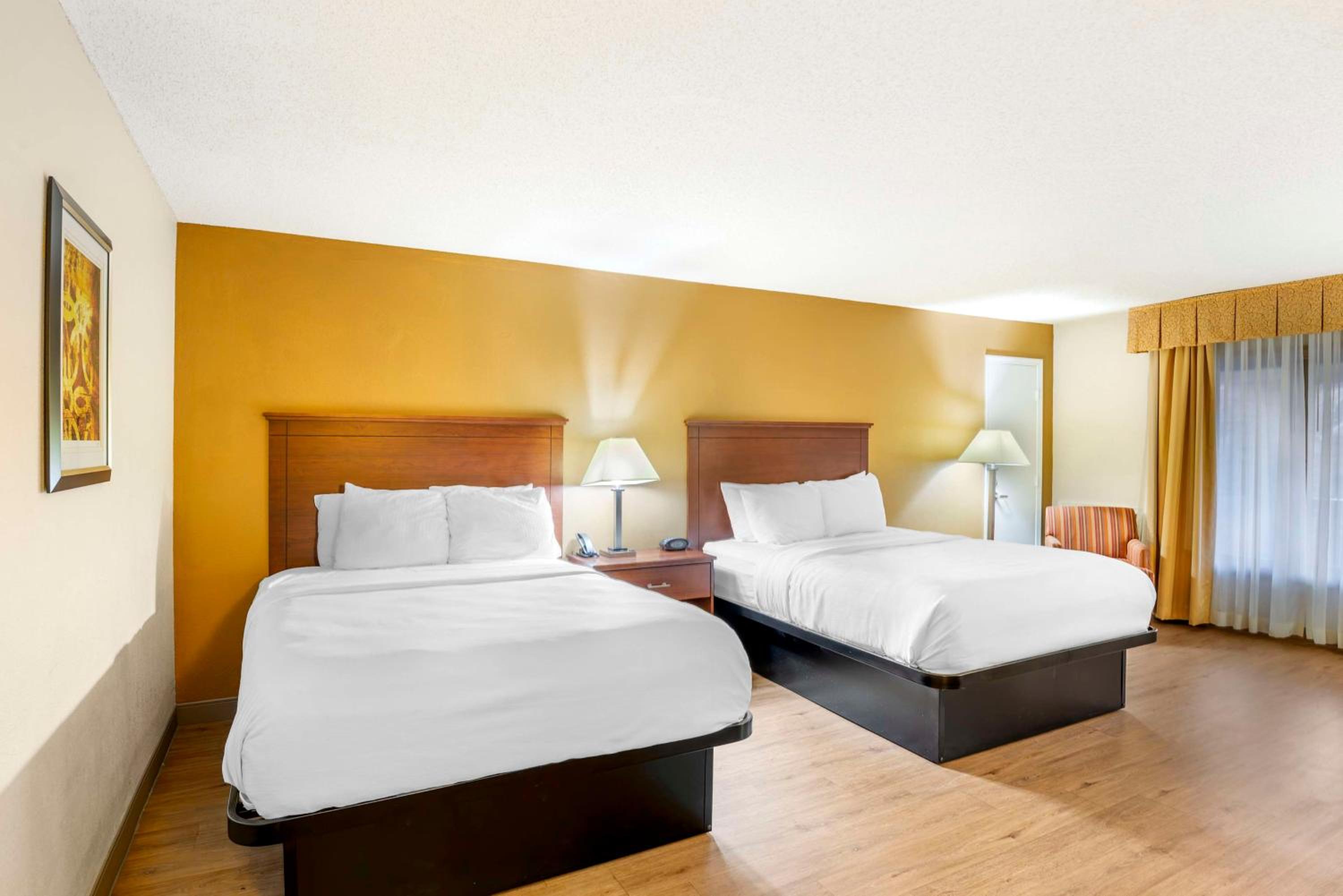 Queen Room with Two Queen Beds and Mobility Accessible Bathtub - Photo 4