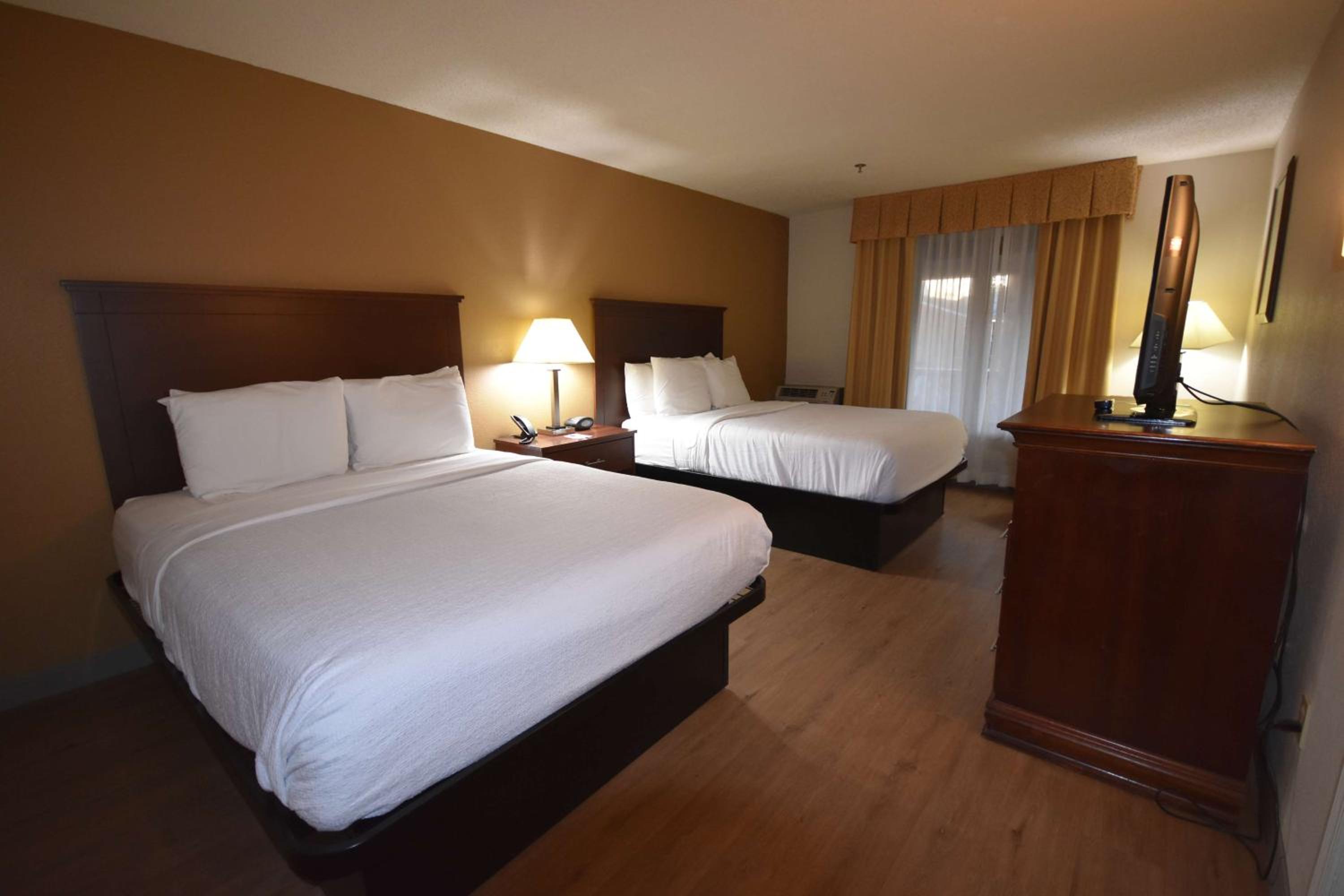 Queen Suite with Two Queen Beds - Photo 3