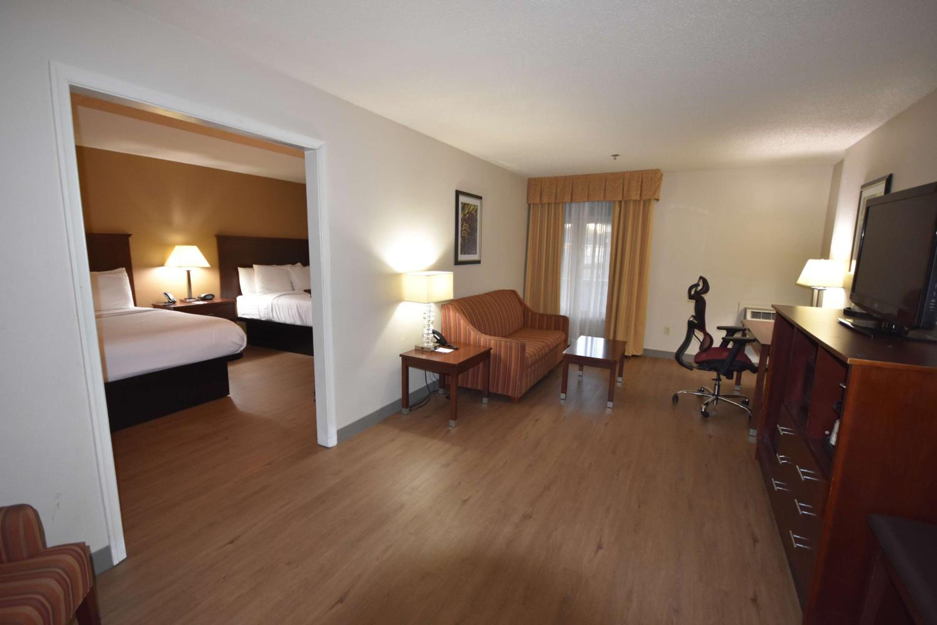 Queen Suite with Two Queen Beds - Photo 4