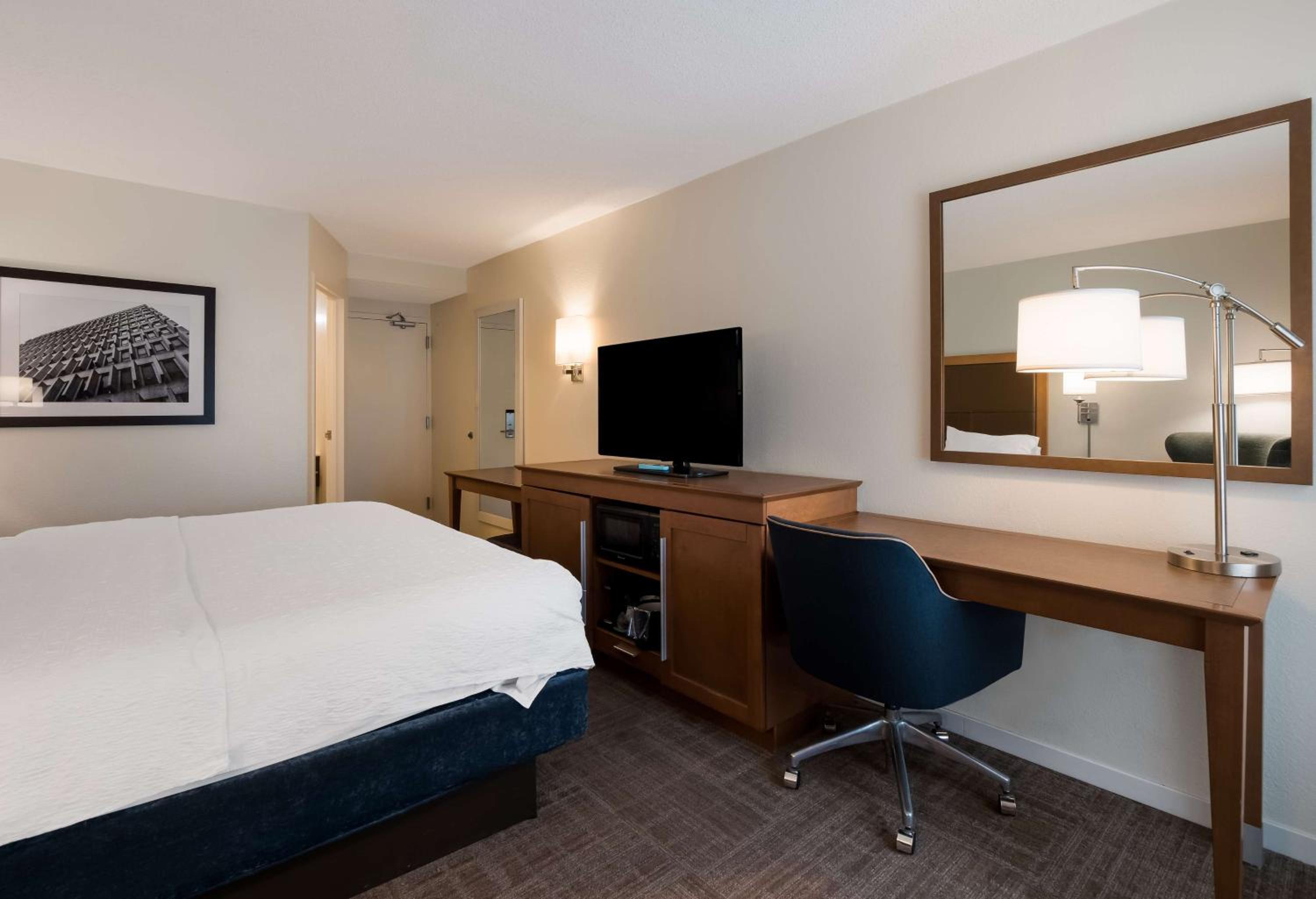 King Room with King Bed - Non-Smoking - Photo 1