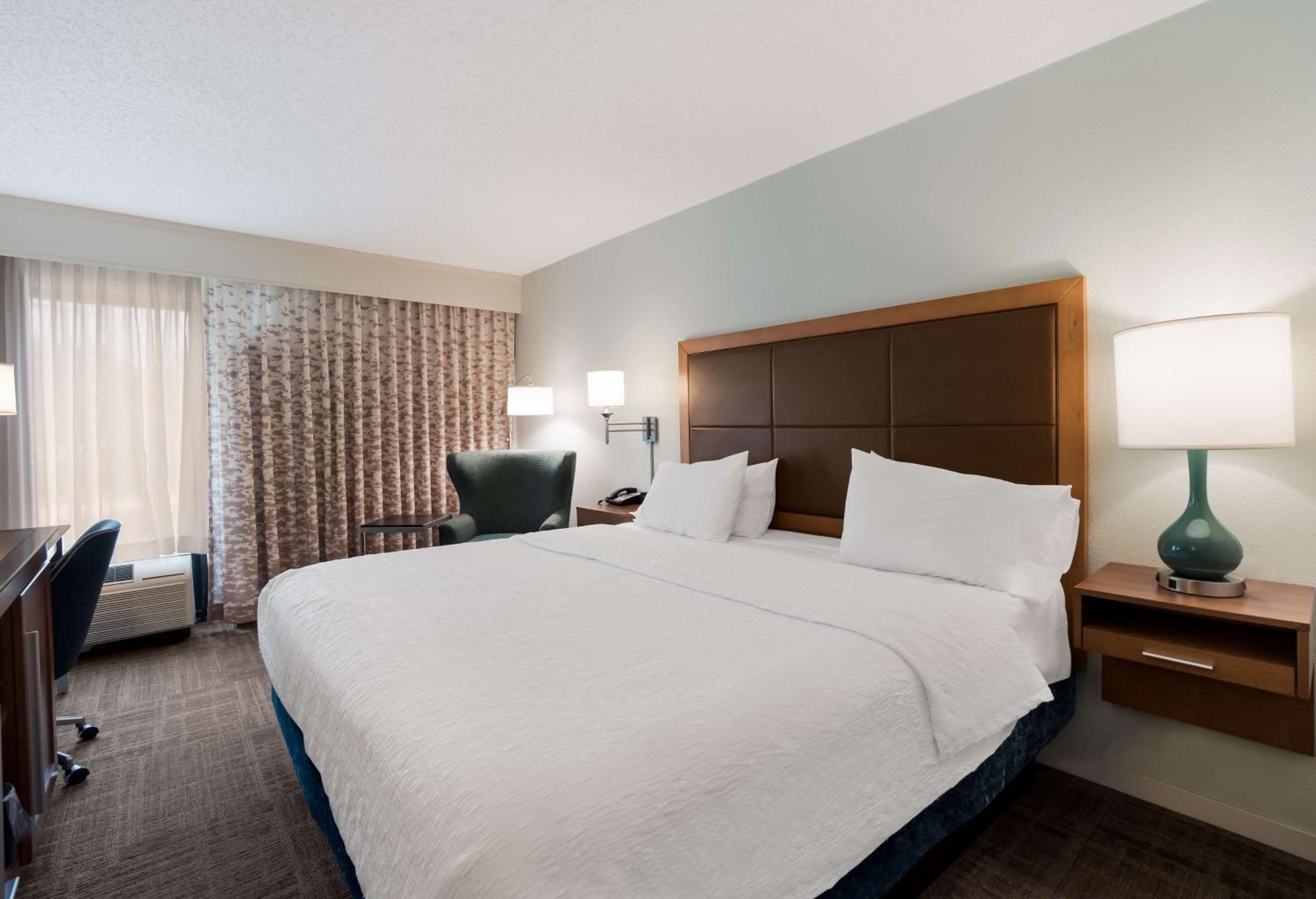 King Room with King Bed - Non-Smoking - Photo 4