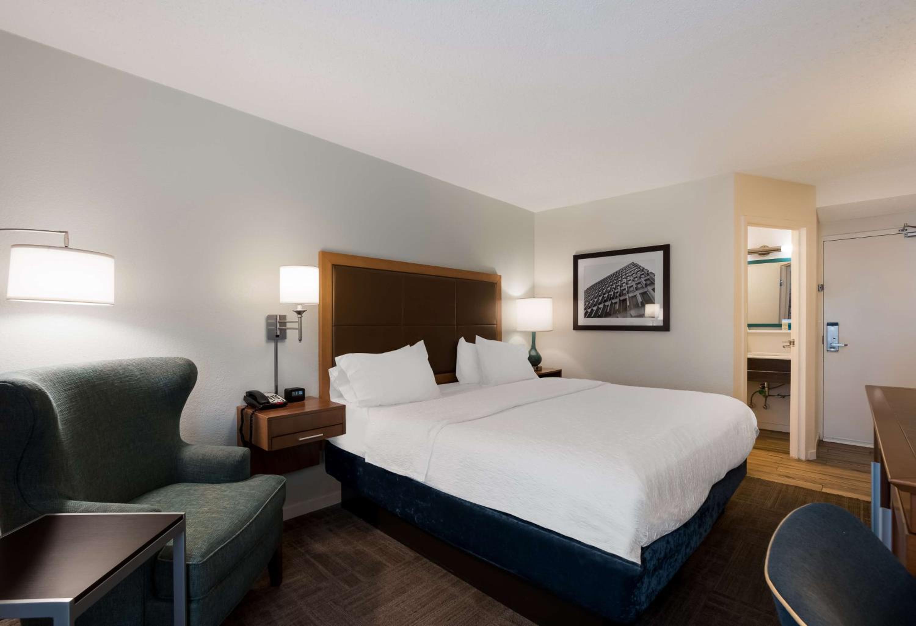 King Room with King Bed - Non-Smoking - Photo 3