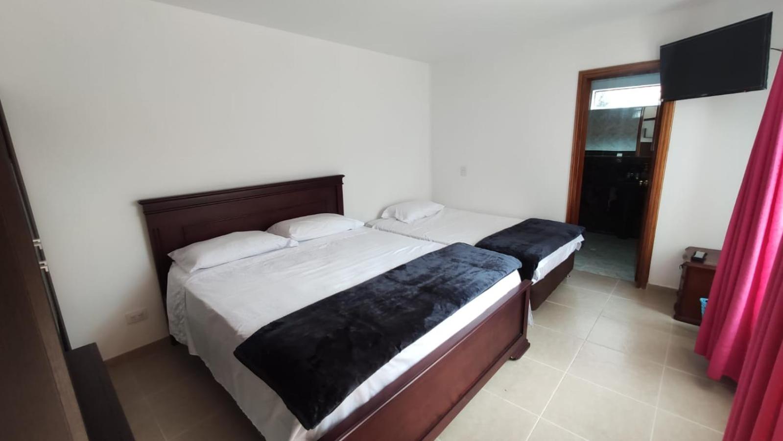 Six-Bedroom House photo 3