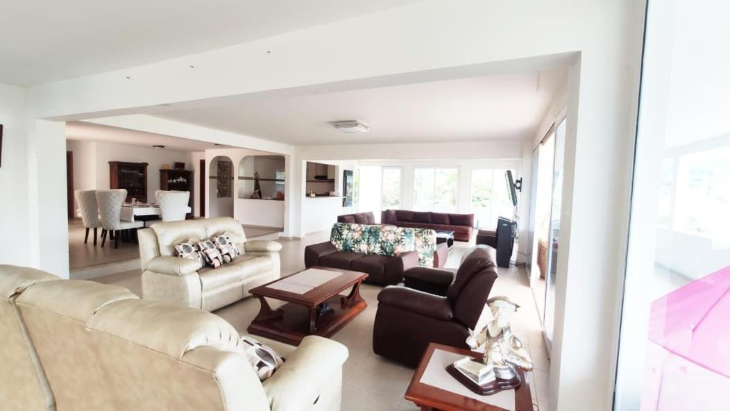 Six-Bedroom House photo 2