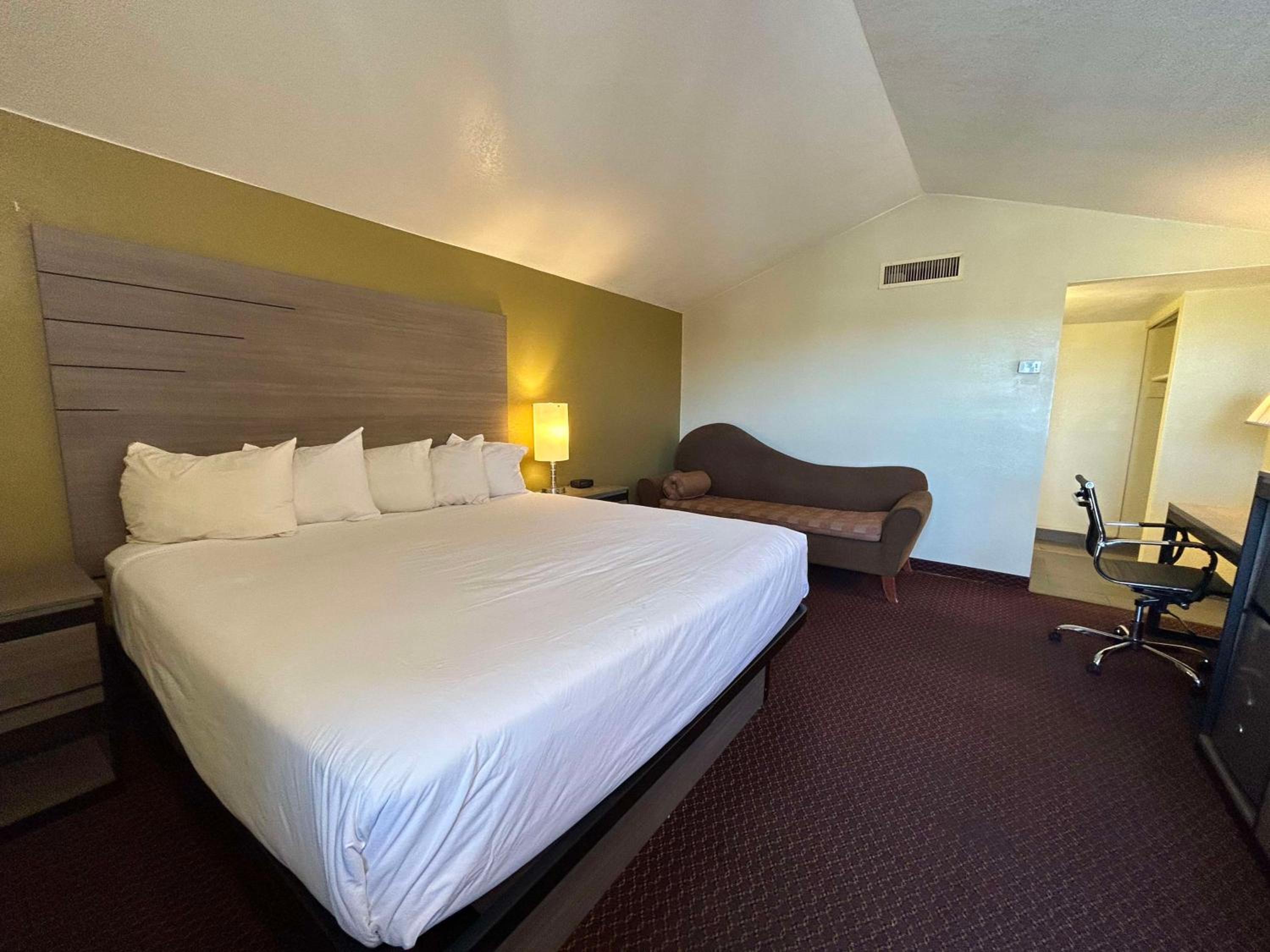 King Room - Non-Smoking - Photo 1