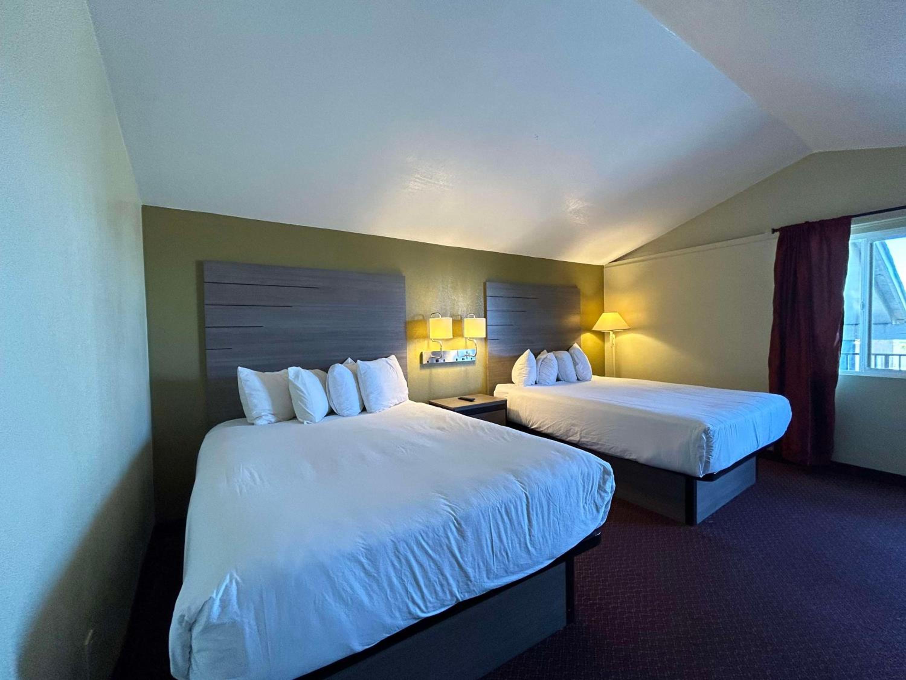 Queen Room with Two Queen Beds - Non-Smoking - Photo 1