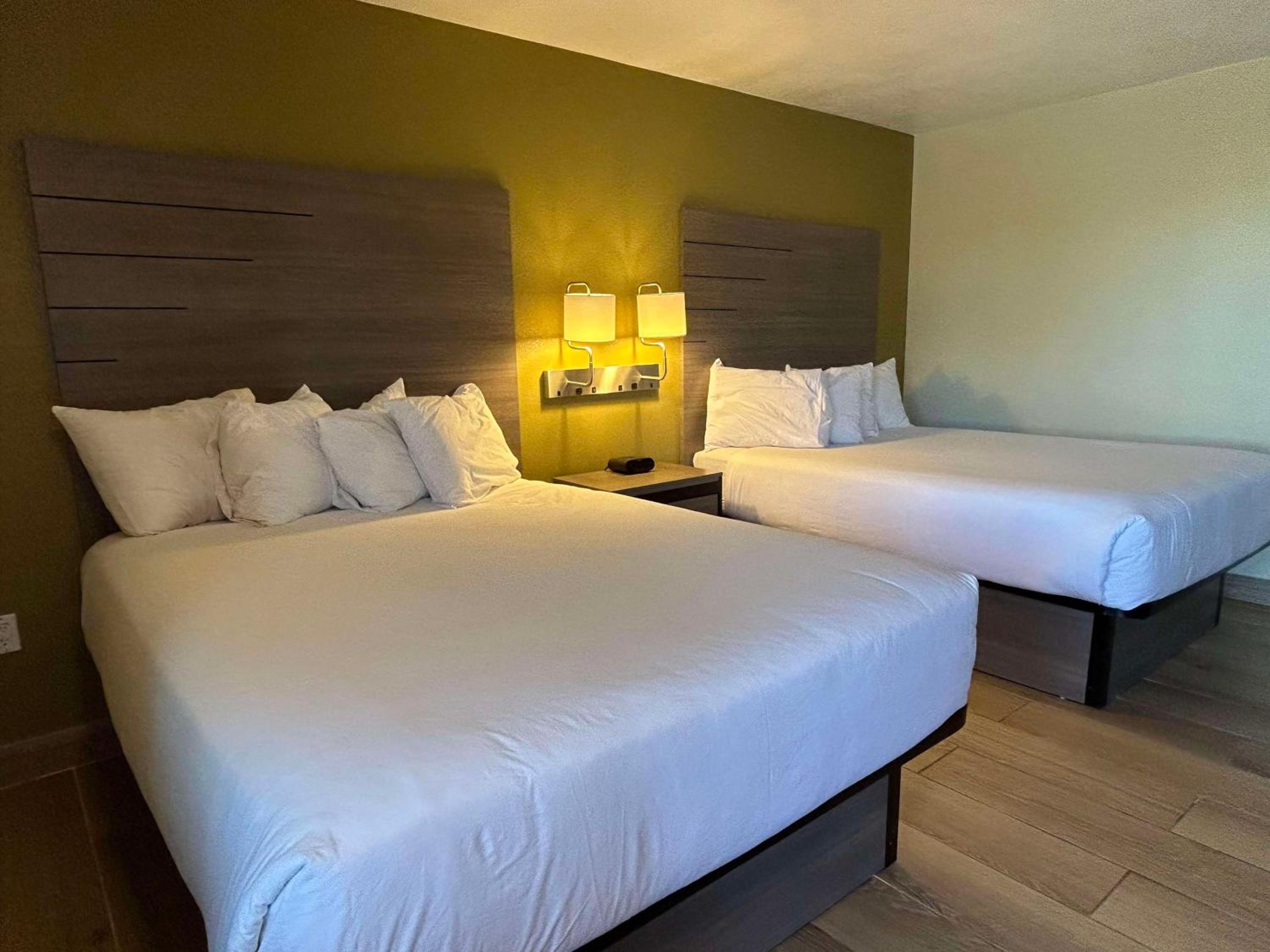 Queen Room with Two Queen Beds - Non-Smoking - Photo 2