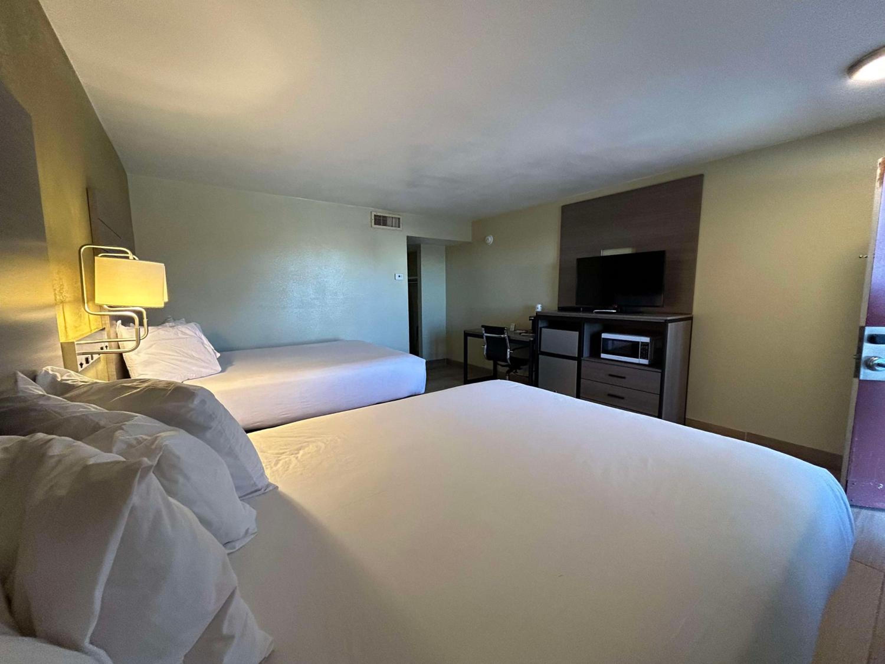 Queen Room with Two Queen Beds - Non-Smoking - Photo 3