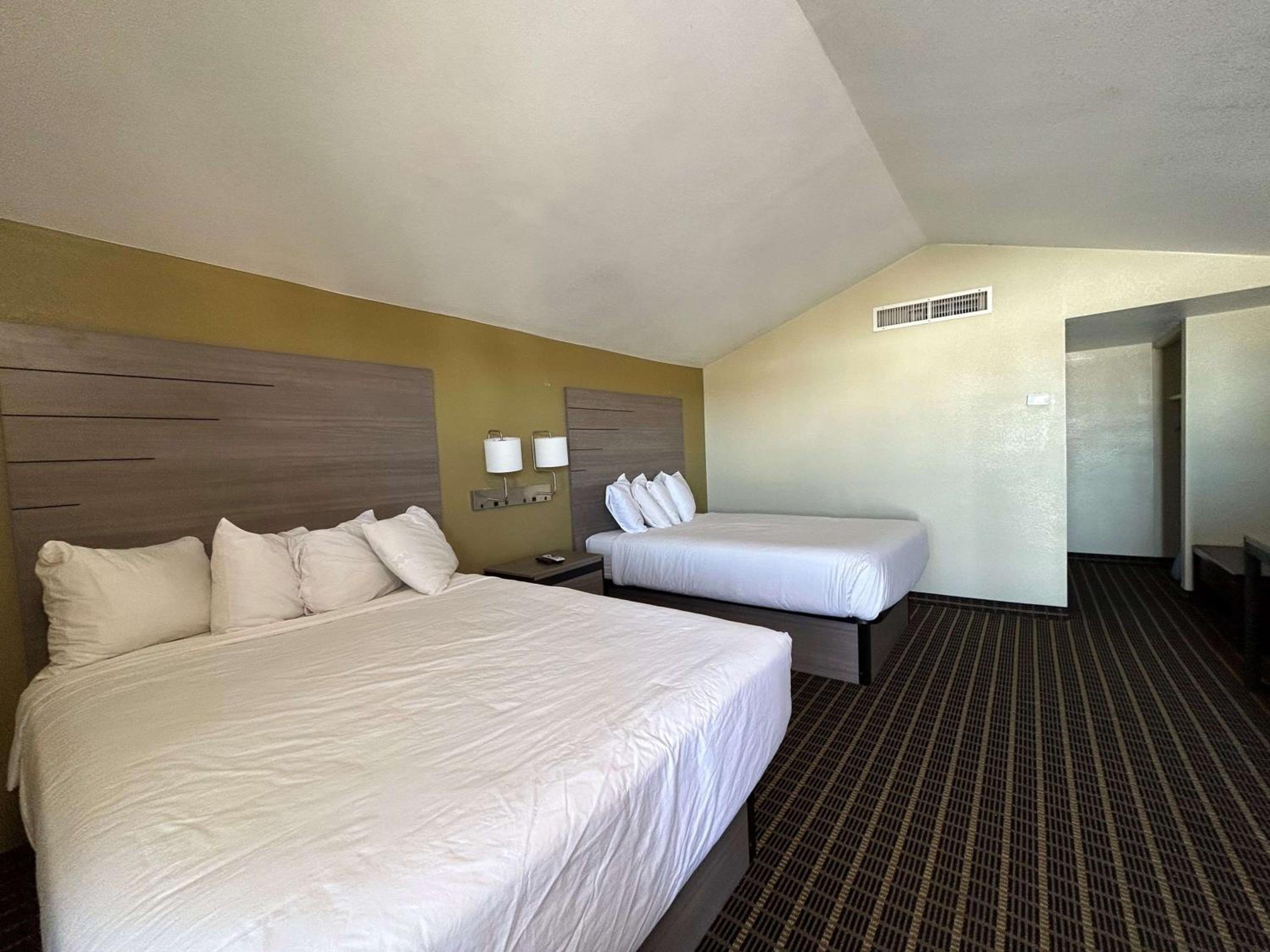 Queen Room with Two Queen Beds - Non-Smoking - Photo 4
