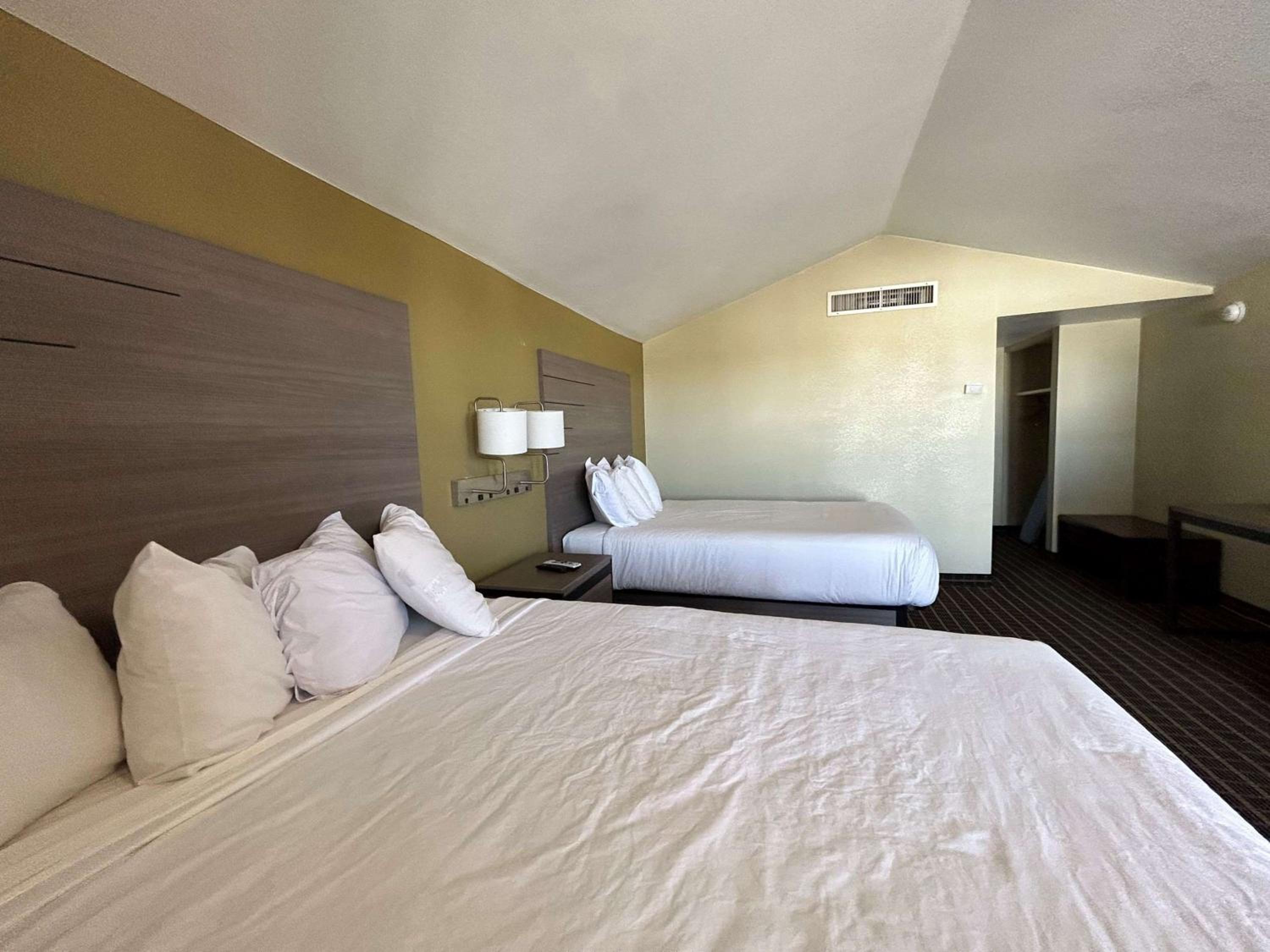 Queen Room with Two Queen Beds - Non-Smoking - Photo 5