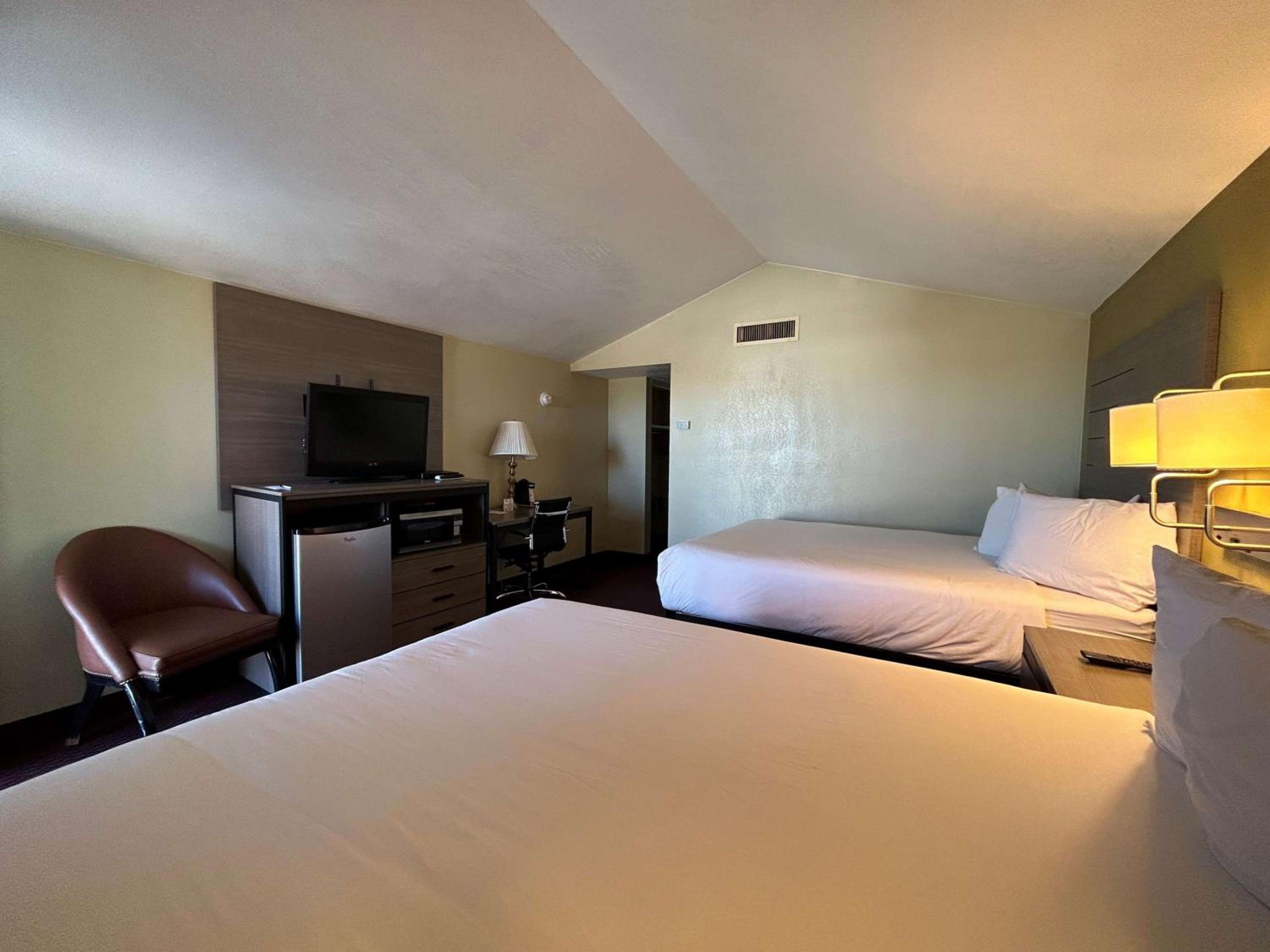 Queen Room with Two Queen Beds - Non-Smoking - Photo 6