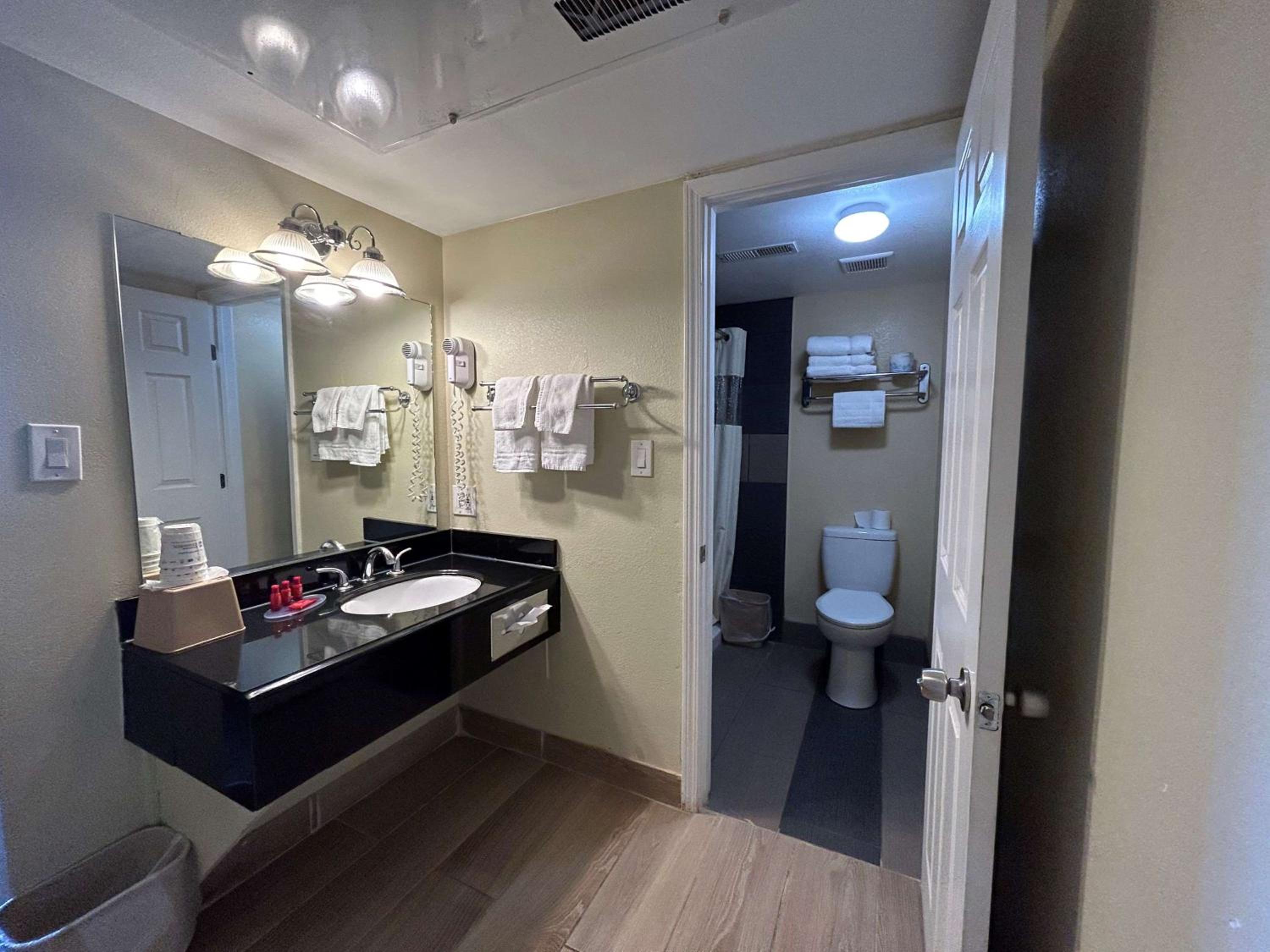 Queen Room with Two Queen Beds - Non-Smoking - Photo 9