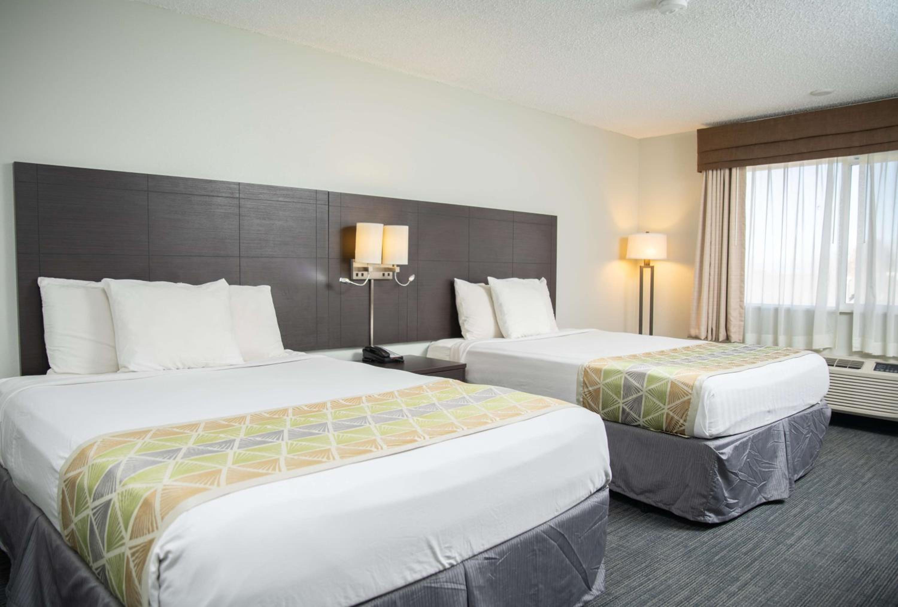 Queen Room with Two Queen Beds - Non-Smoking - Photo 2