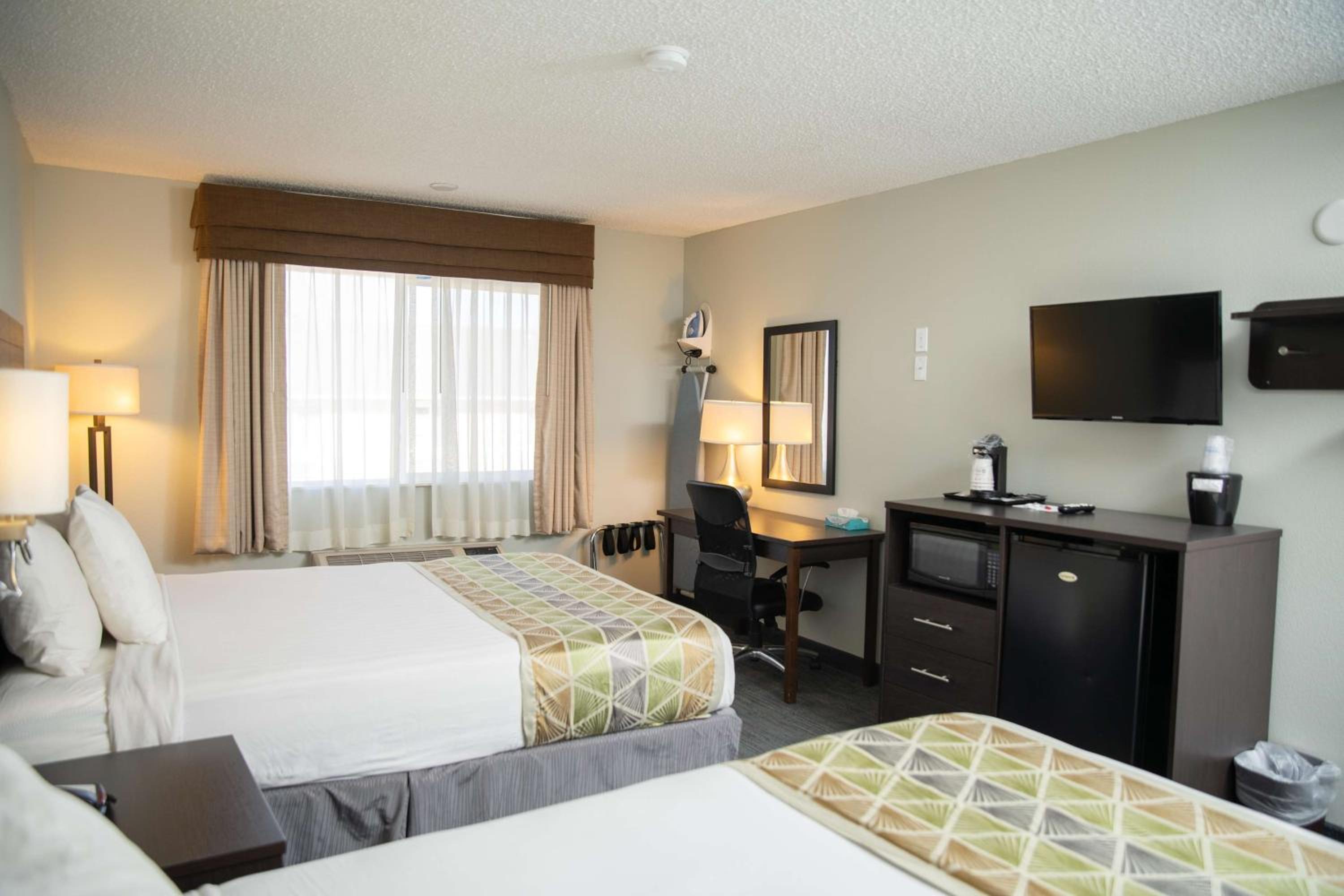 Queen Room with Two Queen Beds - Non-Smoking - Photo 5