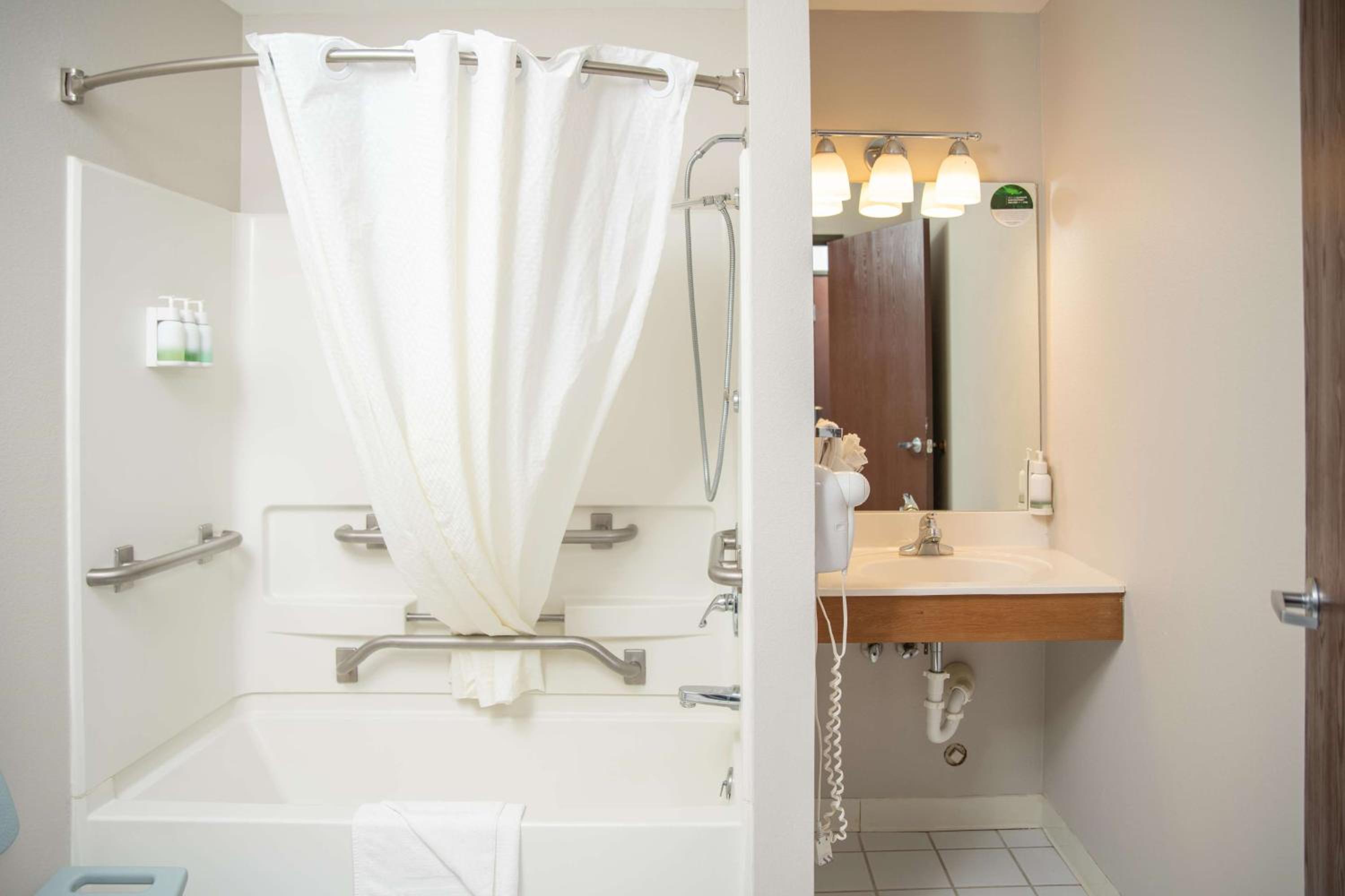 Queen Room with Bath Tub - Disability Access - Photo 4