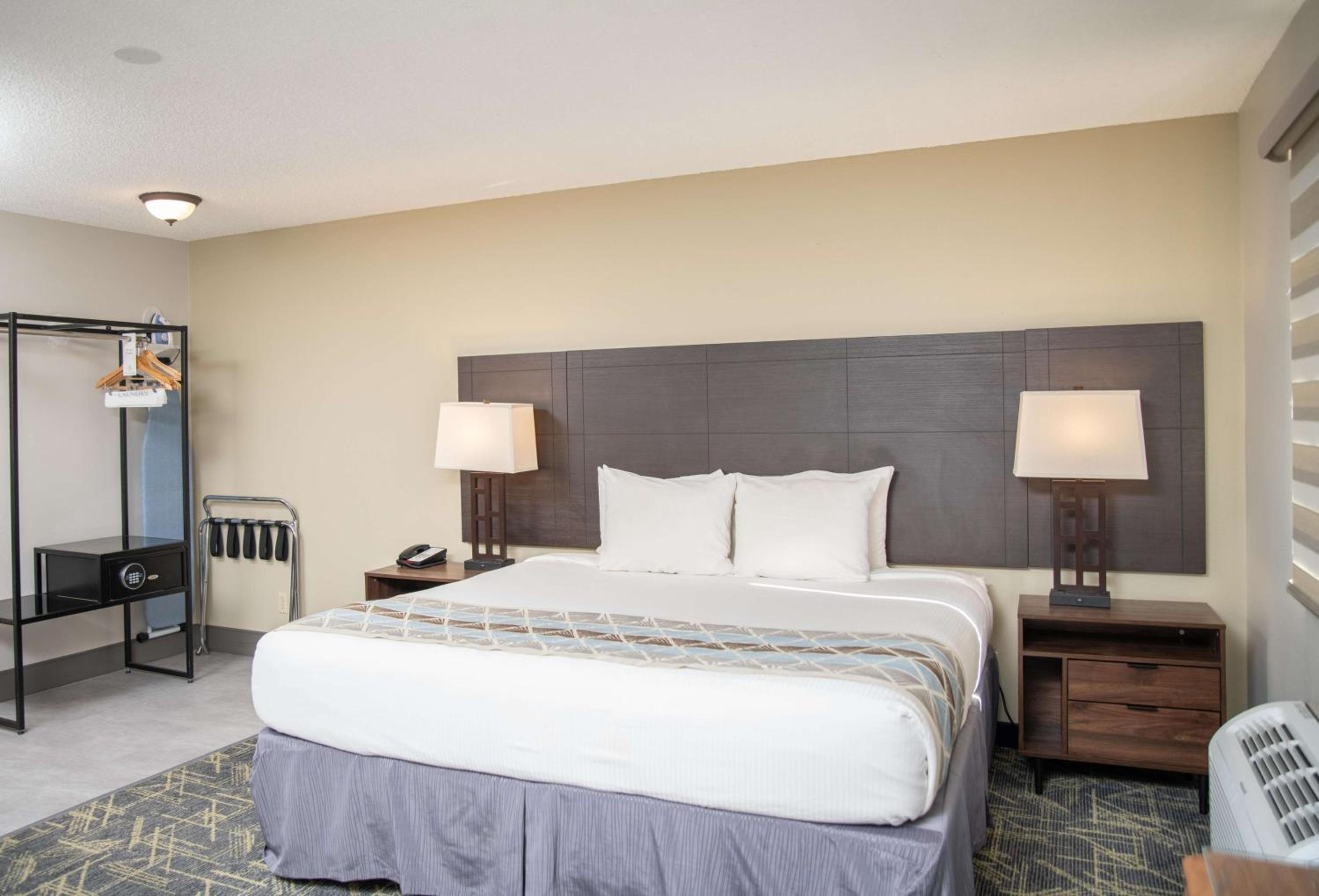 King Suite with Sofa Bed - Non-Smoking - Photo 2
