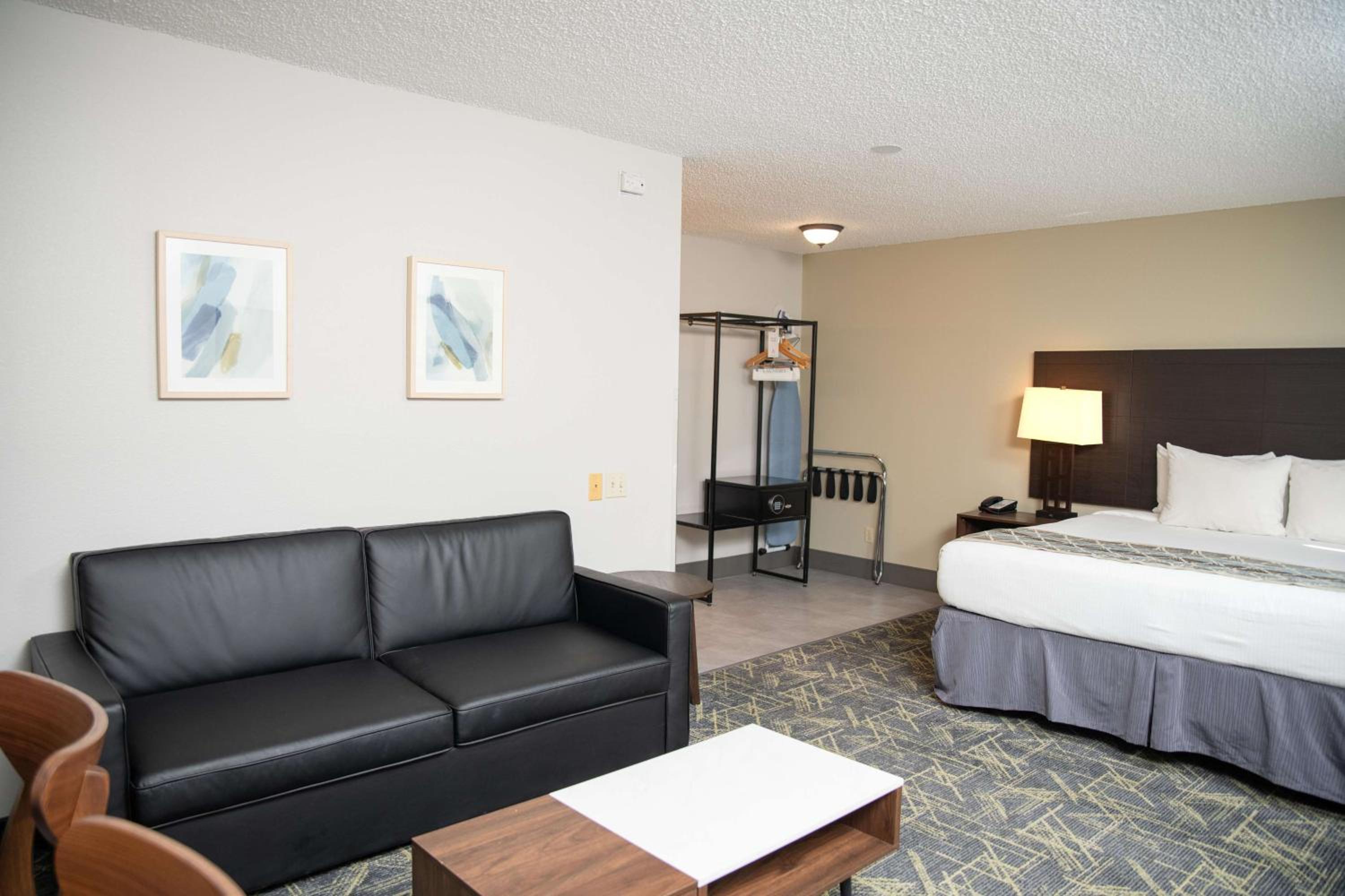 King Suite with Sofa Bed - Non-Smoking - Photo 5