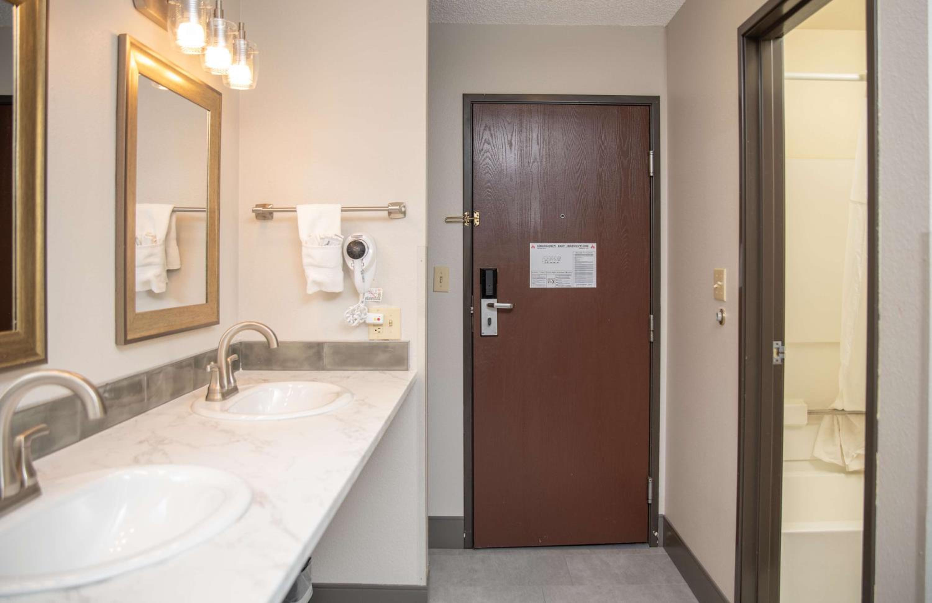 King Suite with Sofa Bed - Non-Smoking - Photo 6