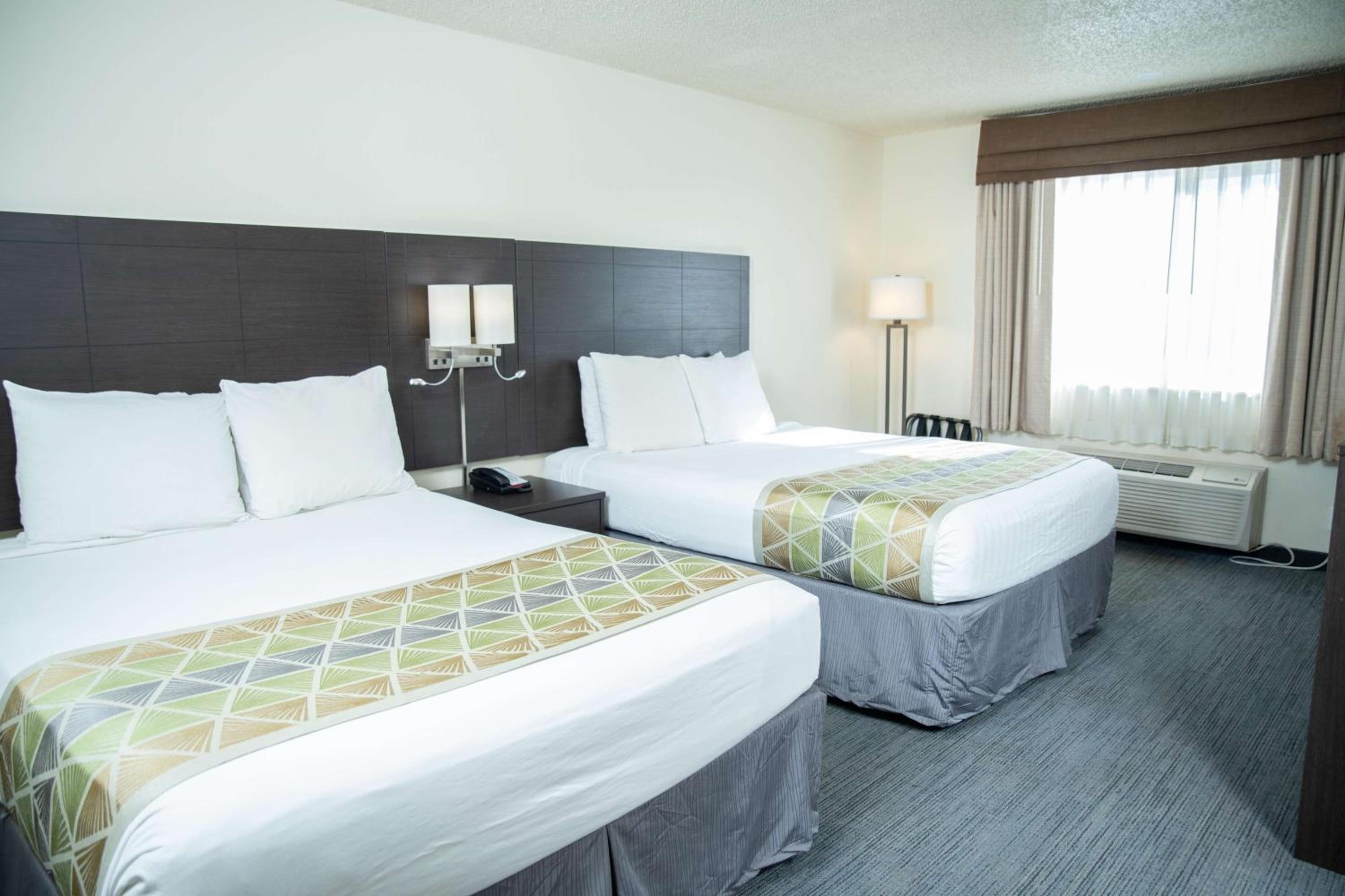 Queen Room with Two Queen Beds - Non-Smoking - Photo 3
