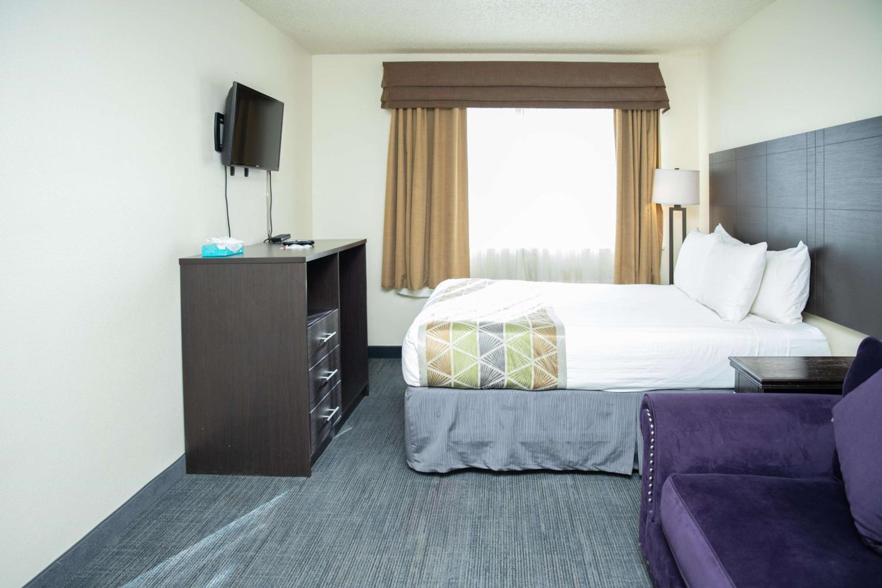 Family Suite with Three Queen Beds - Non-Smoking photo 1