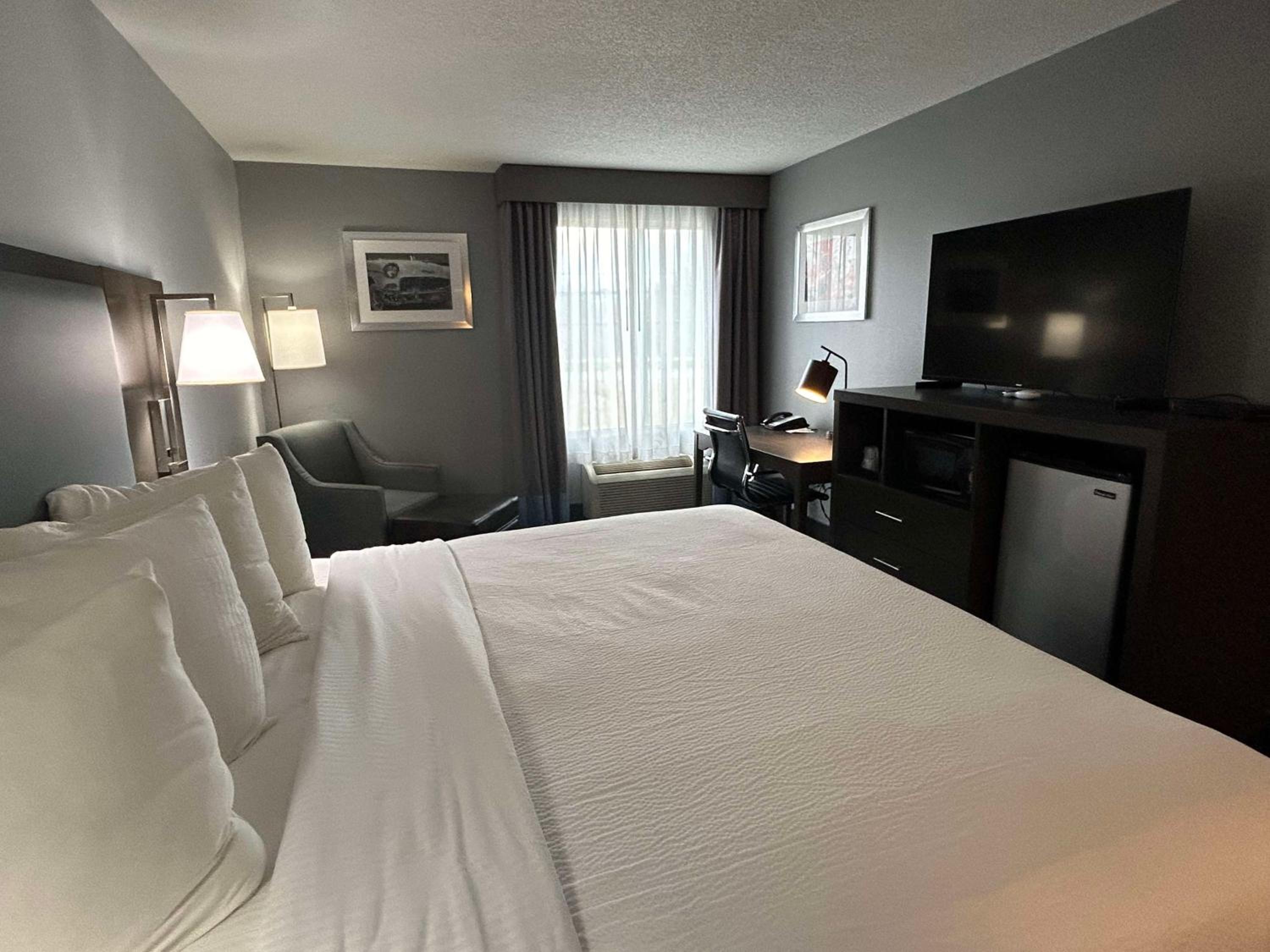 King Room with Bath Tub - Communication Assistance/Non-Smoking - Photo 1