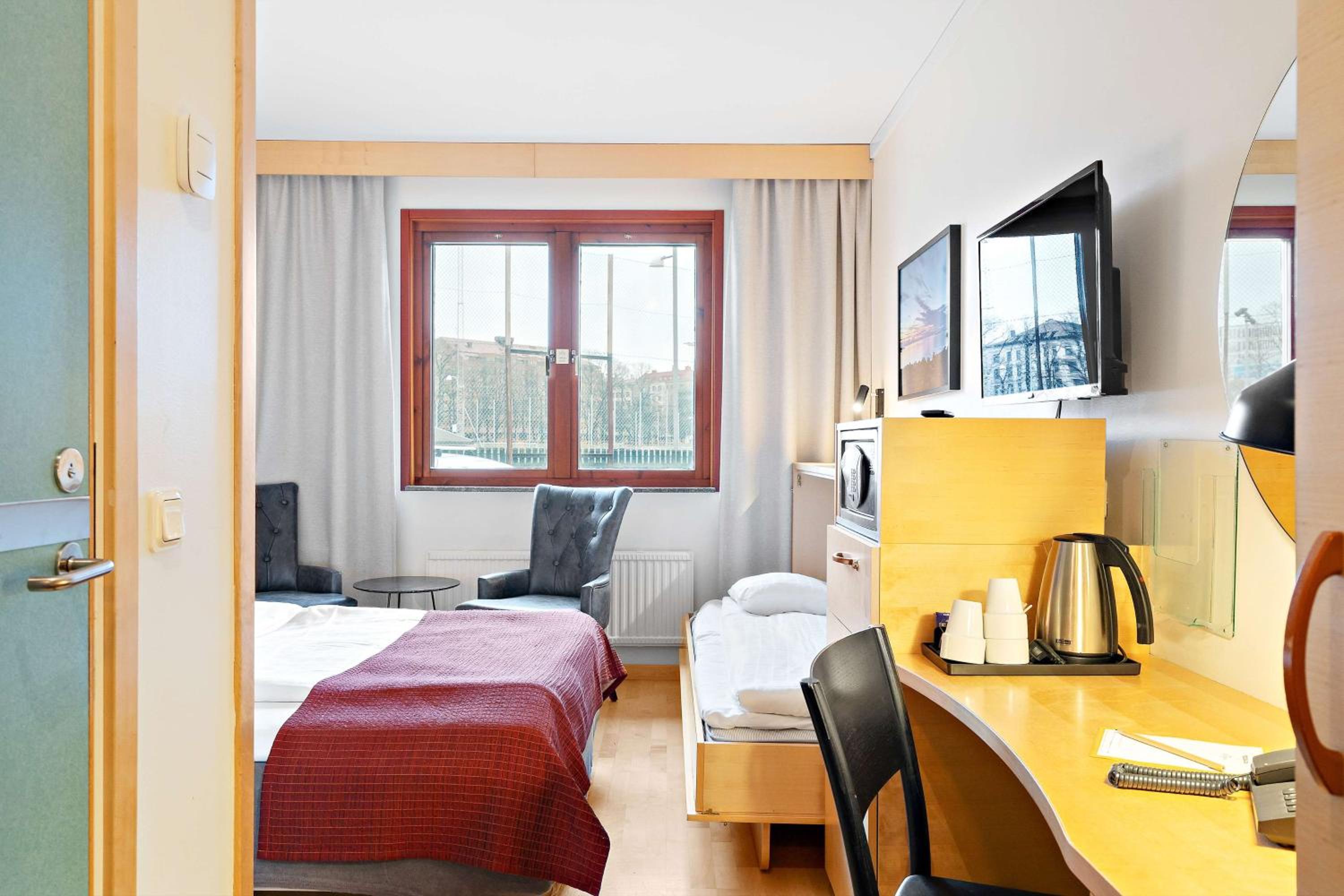 Standard Queen Room with Wall Bed  photo 1