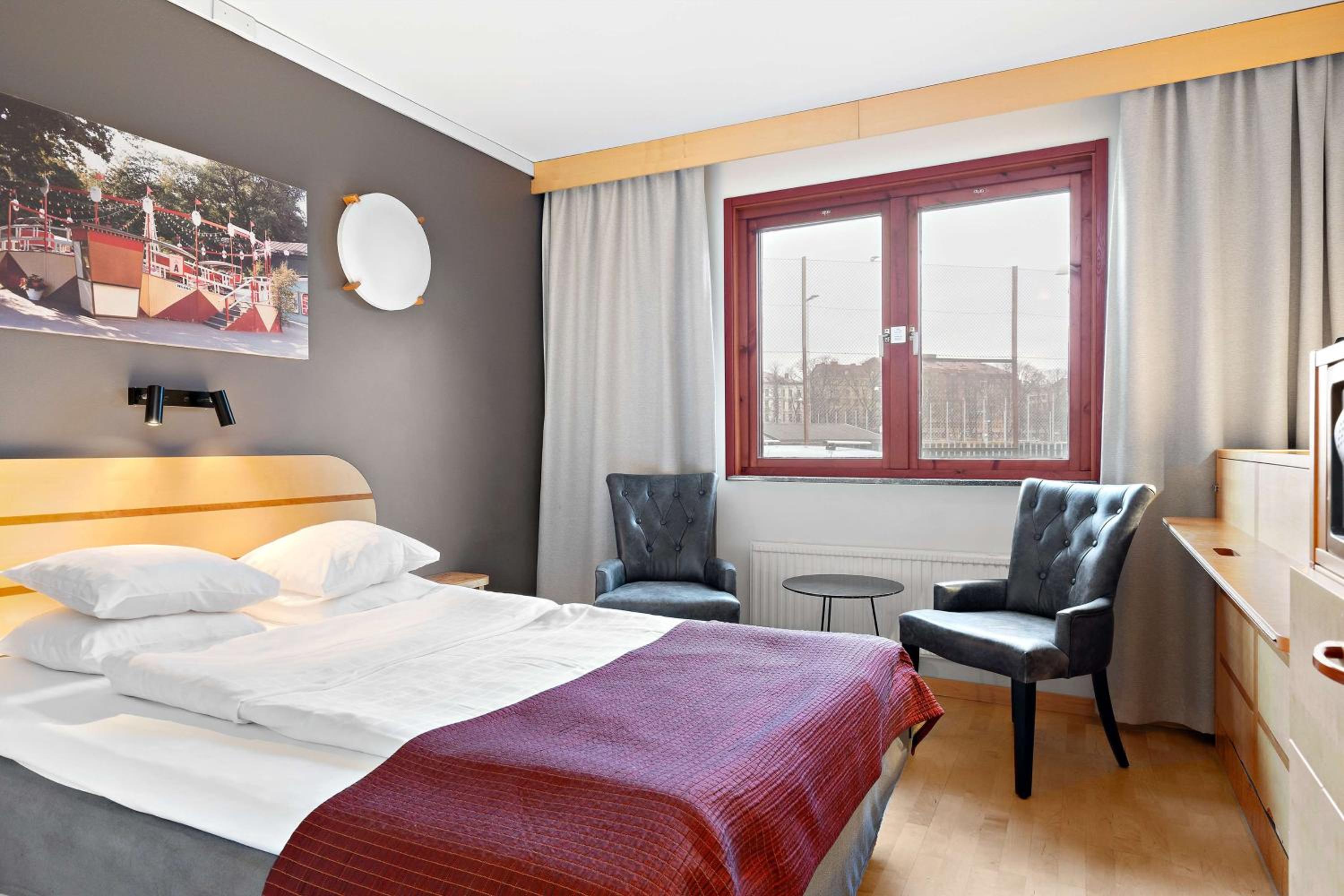 Standard Queen Room with Wall Bed  photo 3