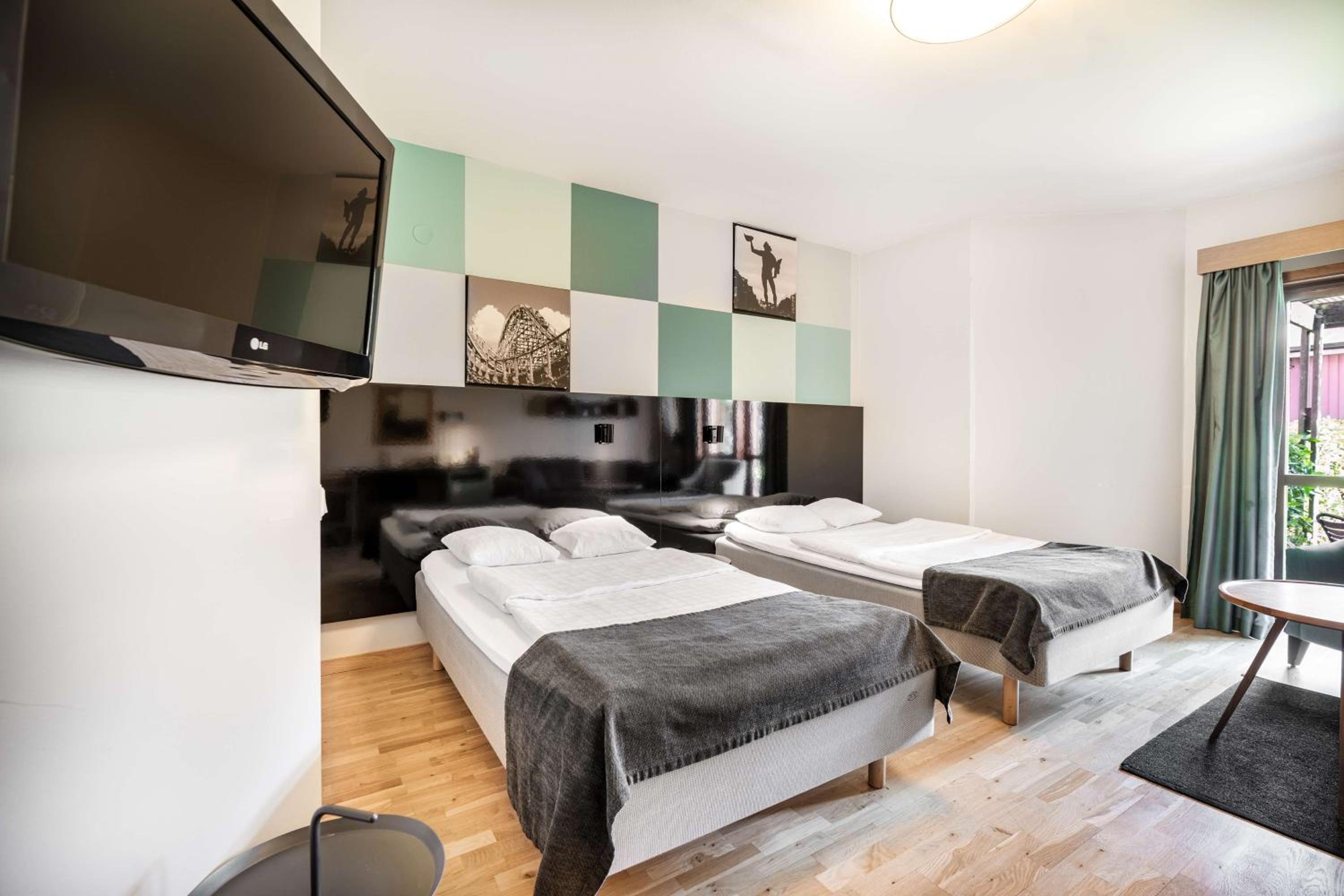 Superior Twin Room with Sofa Bed - Photo 4