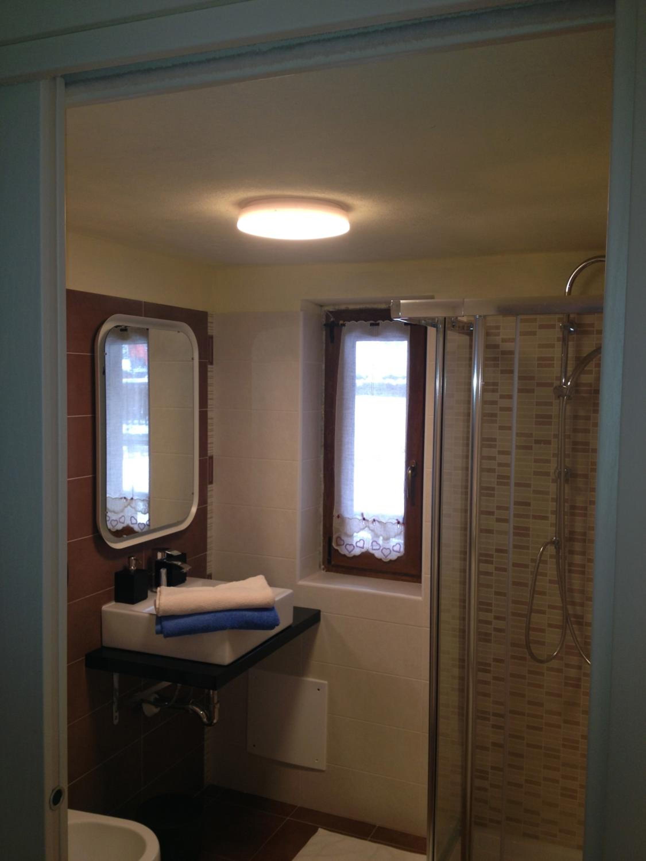 Double Room with Balcony - Photo 4