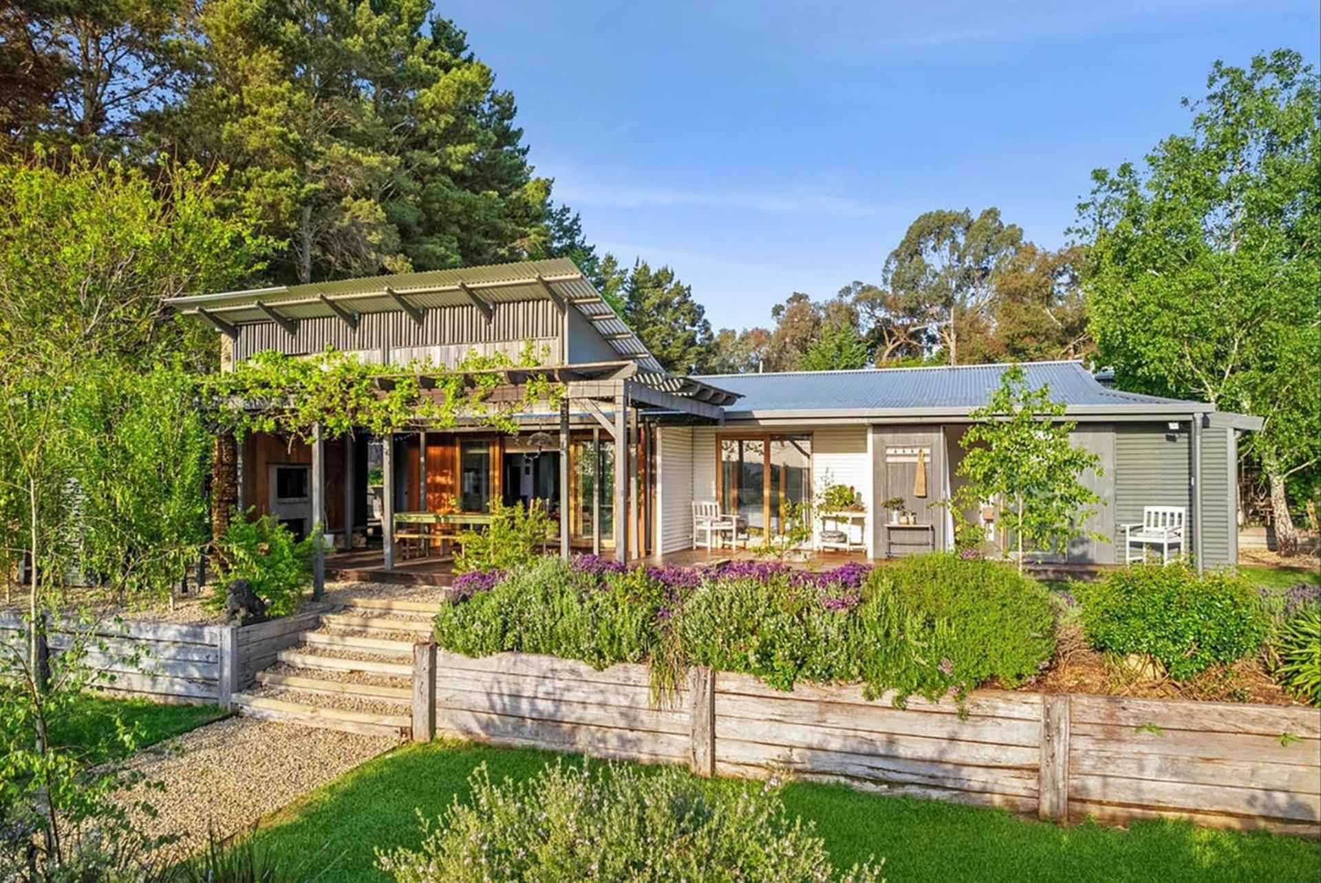Five-Bedroom House photo 2